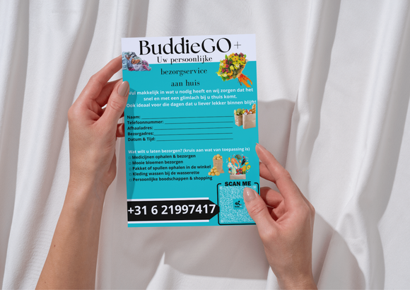 Een persoon houdt een flyer vast voor buddie go