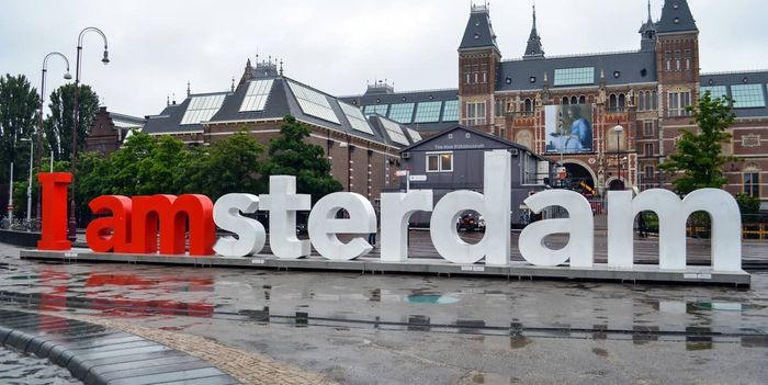 Een bord met de tekst Amsterdam in rode en witte letters
