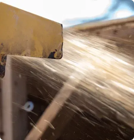 Un gros plan d'un objet jaune avec de l'eau qui en sort
