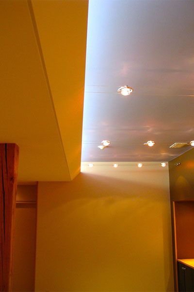 A room with a yellow wall and a white ceiling