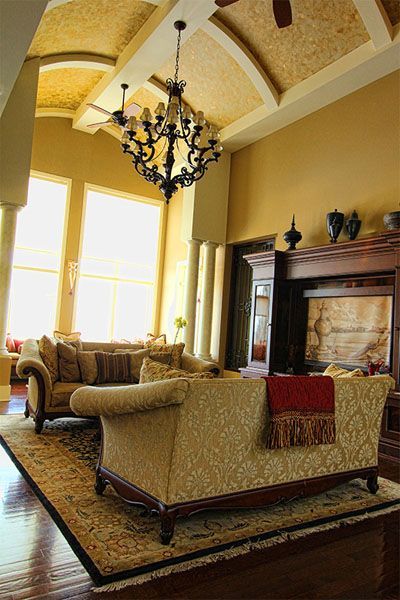 A living room with a chandelier hanging from the ceiling