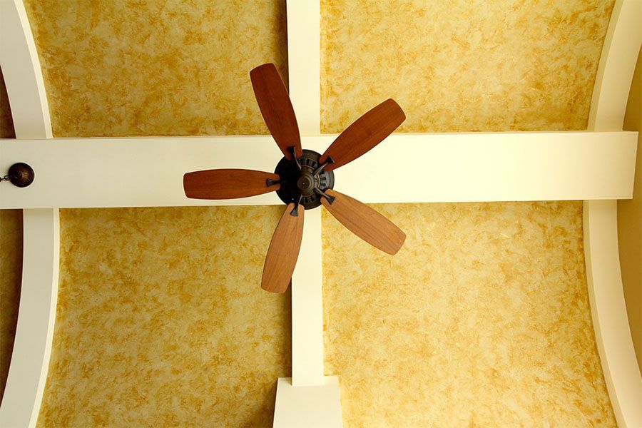 A ceiling fan is hanging from the ceiling of a room