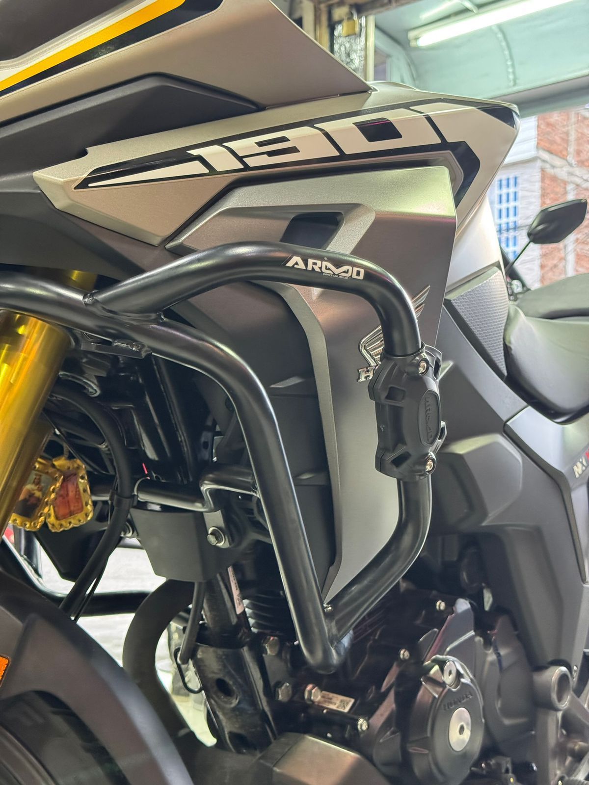 Barras de protección negras en una motocicleta Honda gris y negra.