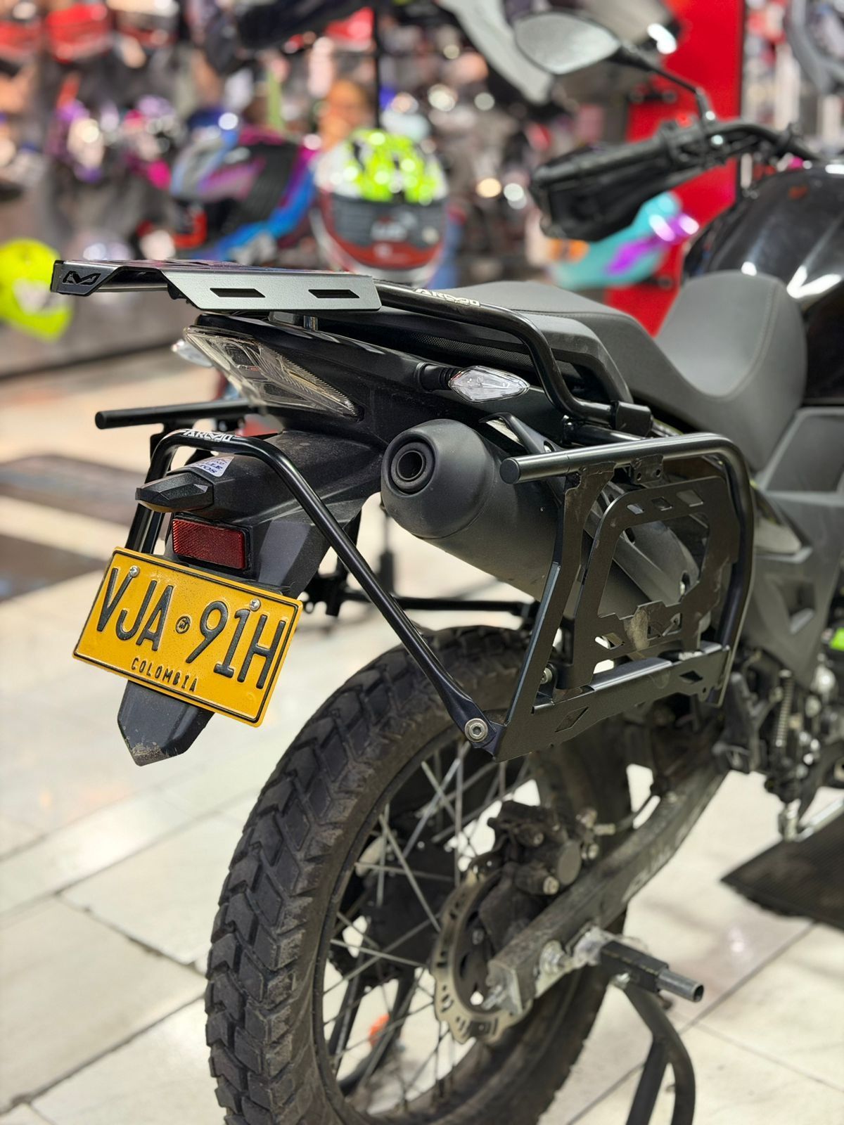 Carrito de compras con cajas en computadora portátil.