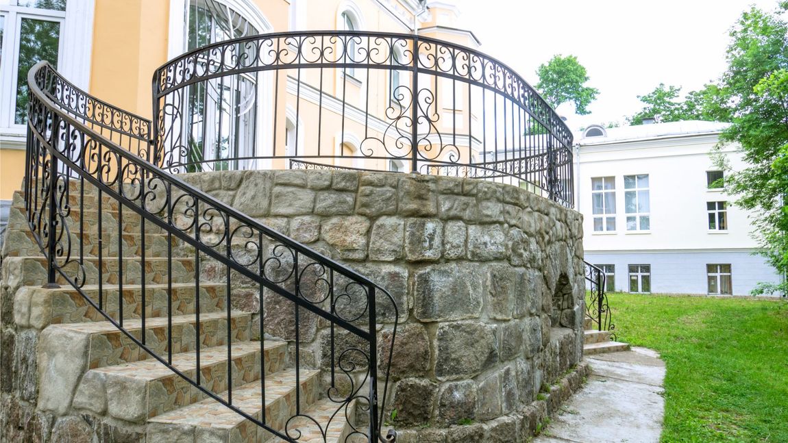 scalinata esterna con ringhiera in ferro battuto