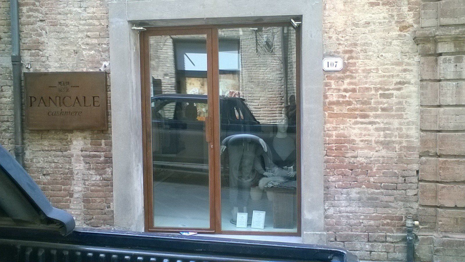 porta con infisso in acciaio COR-TEN