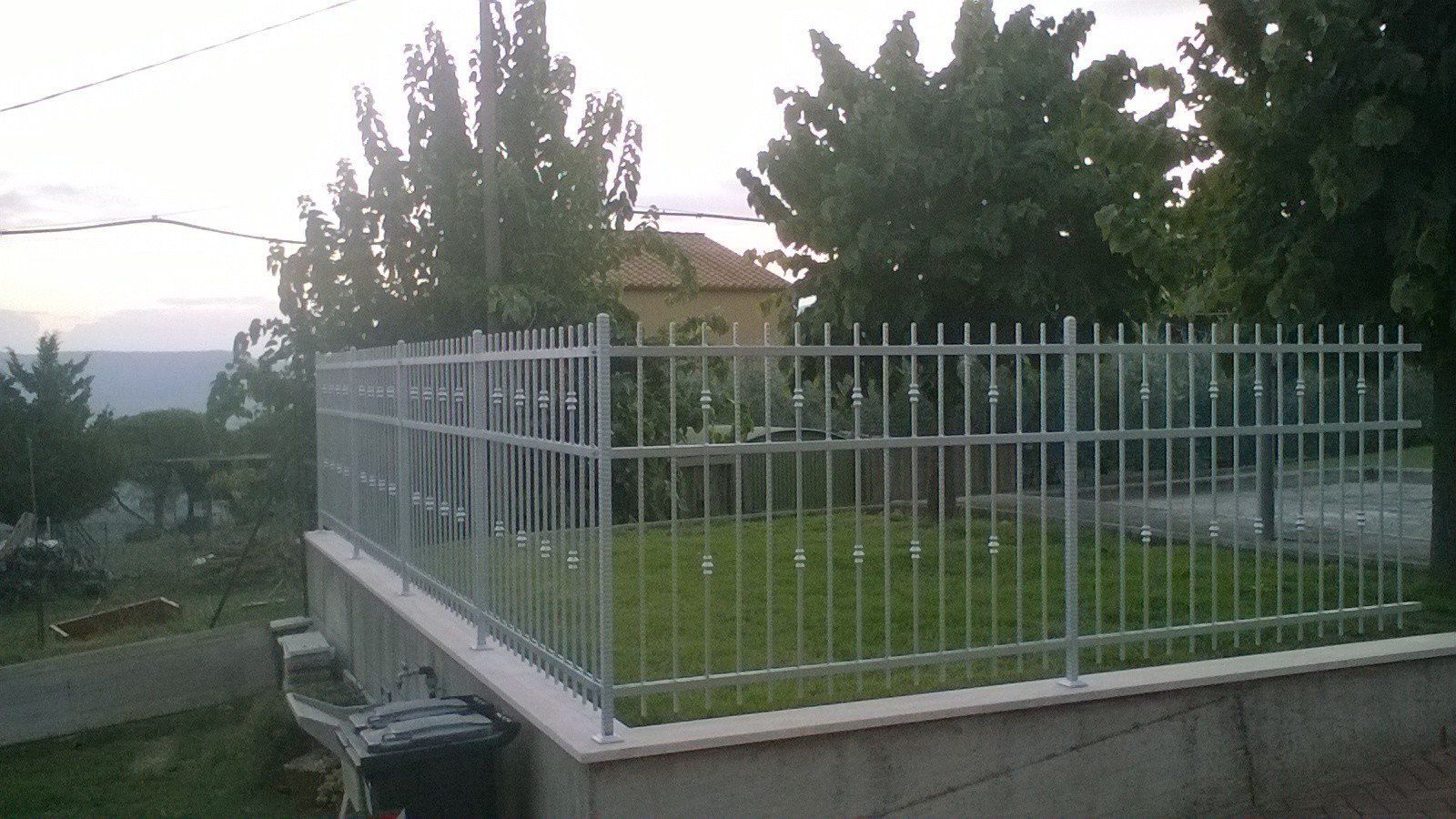 giardino con ringhiera di ferro