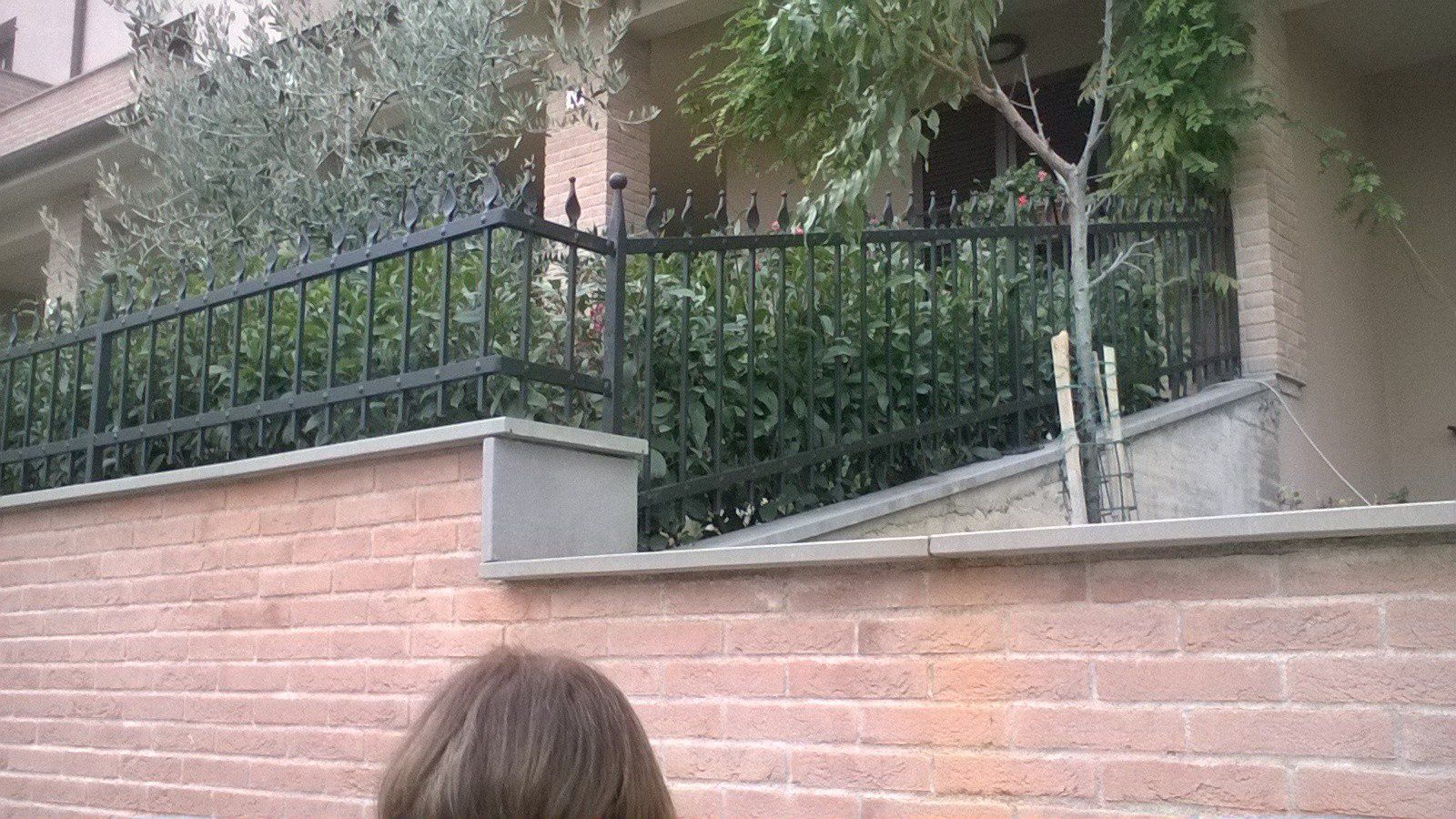 villa con ringhiera di ferro battuto