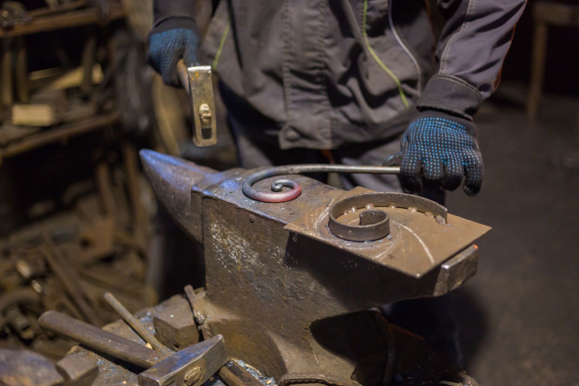 lavorazione artigianale dei metalli