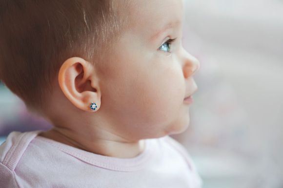 neonata con orecchini