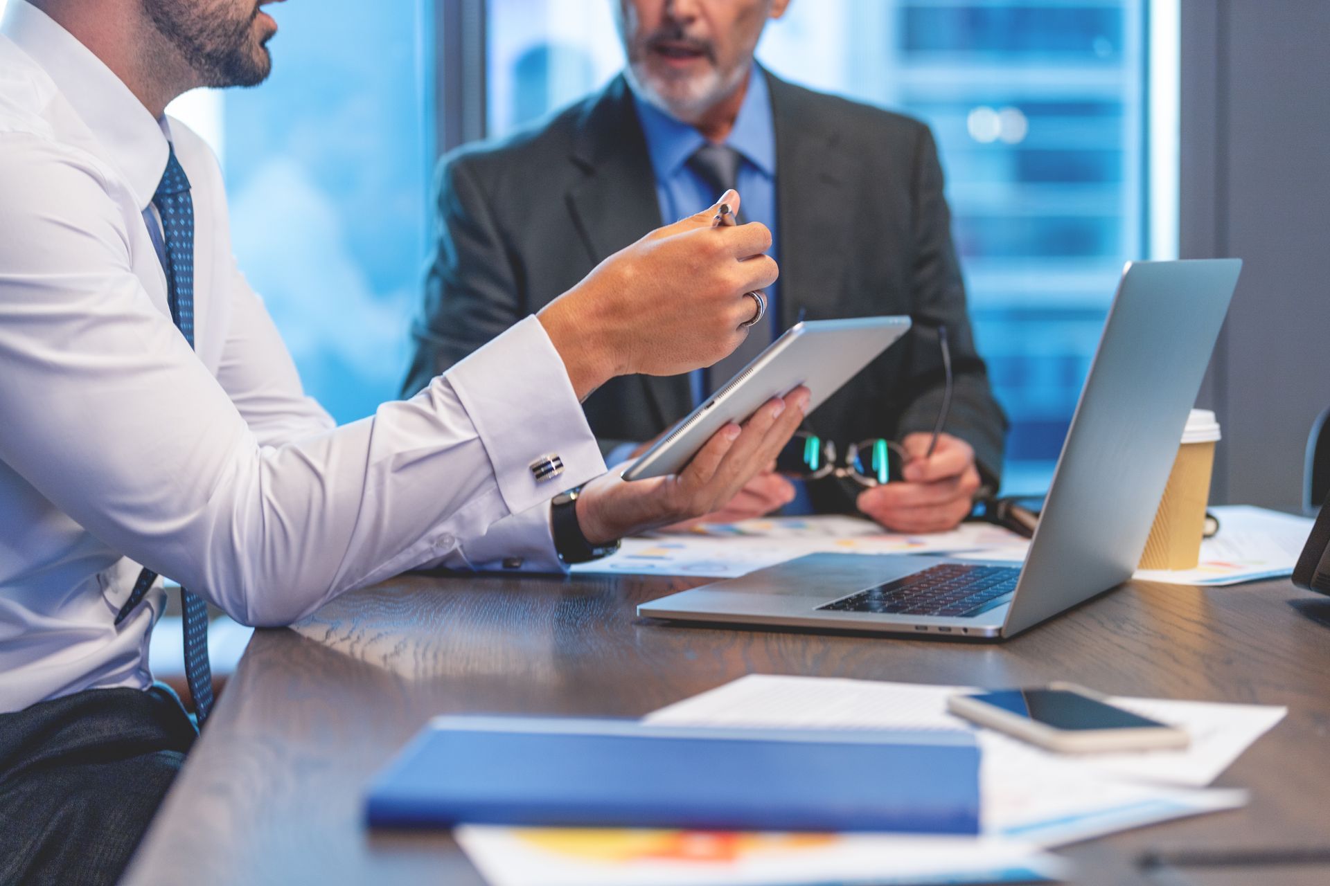 consulente si sistema la cravatta