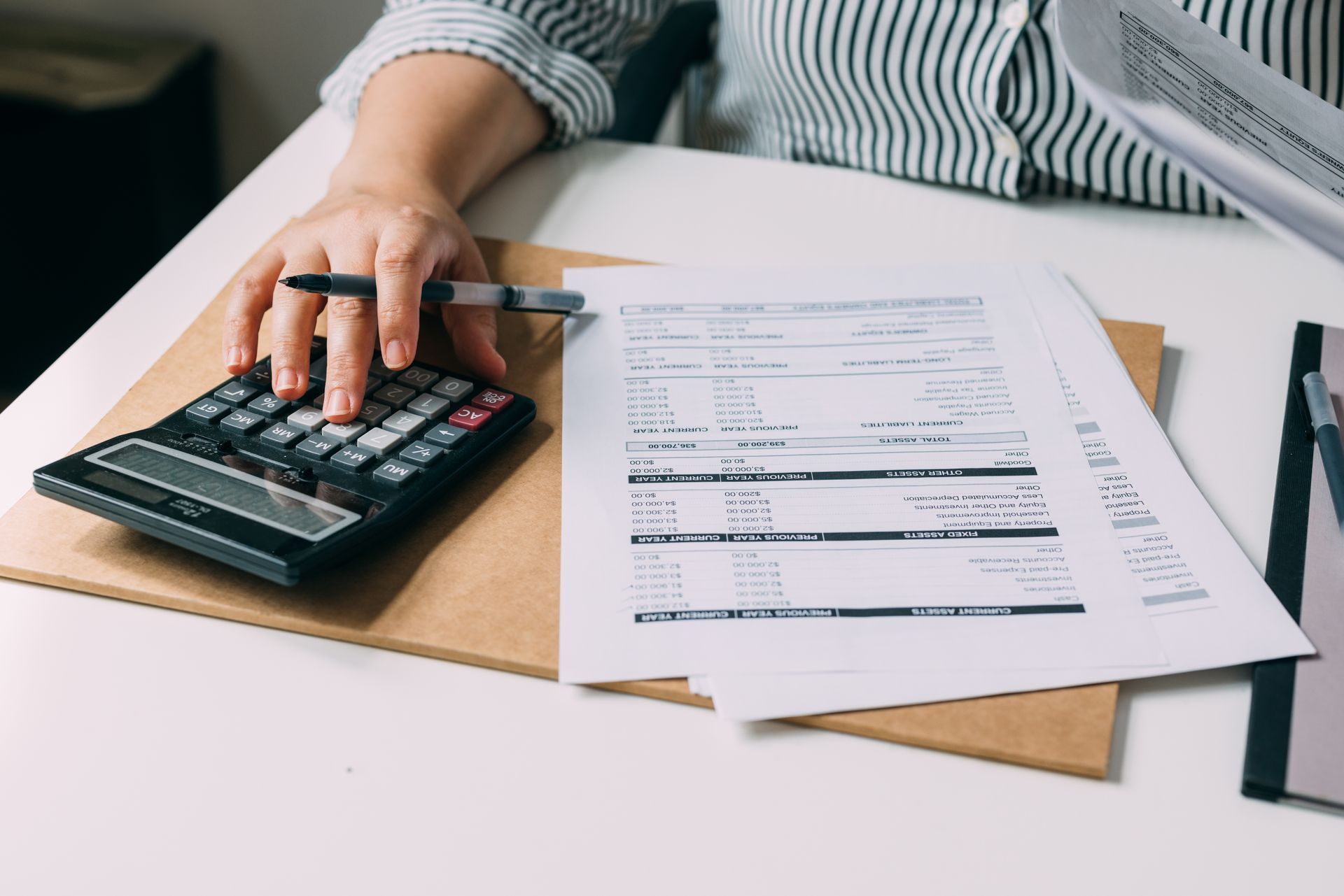 professionisti lavorano al computer