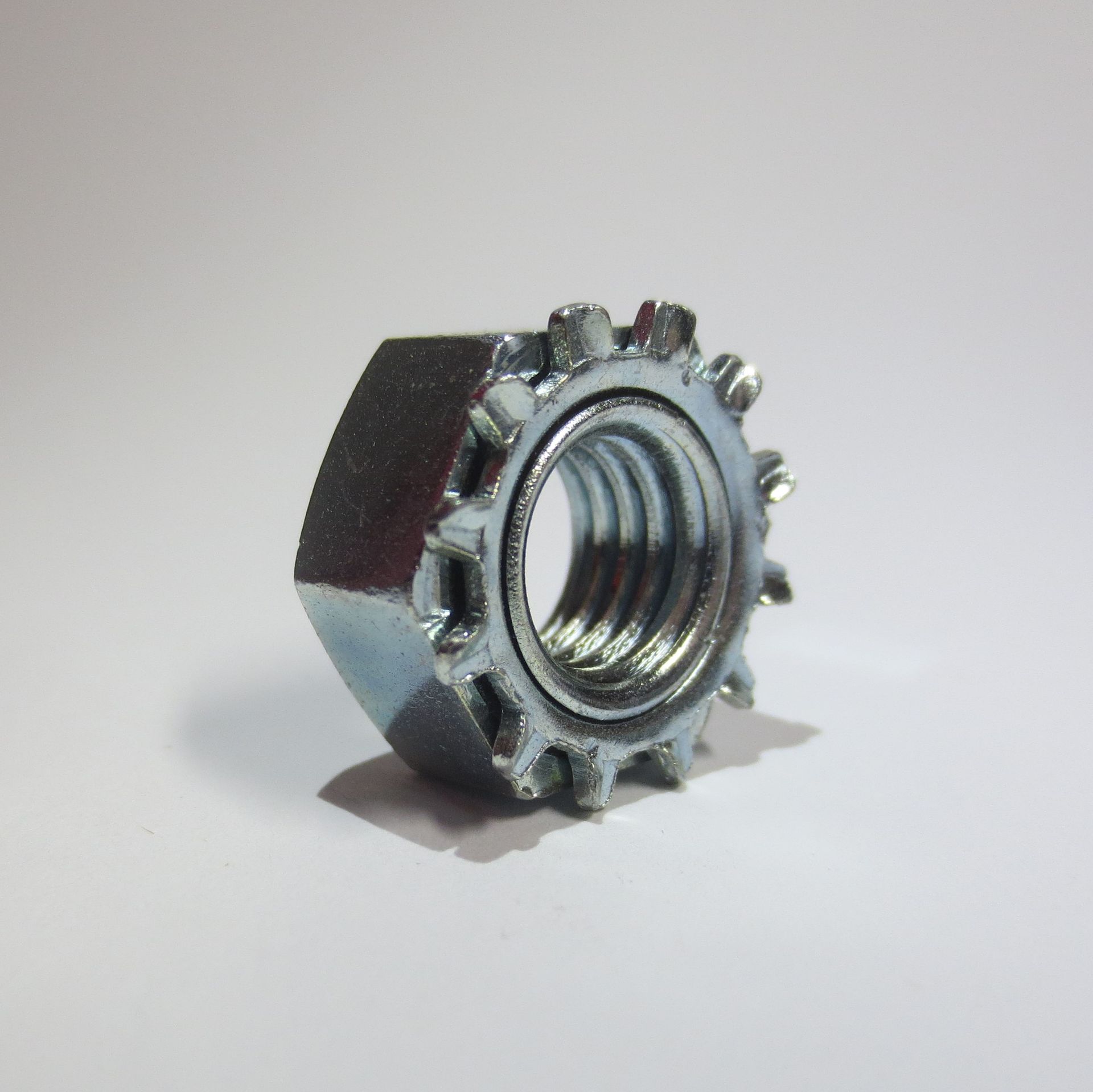 Kombi-Sechskantmutter mit unverlierbarer Zahnscheibe, 
M 3- M 10
in Stahl Güte 8, verzinkt