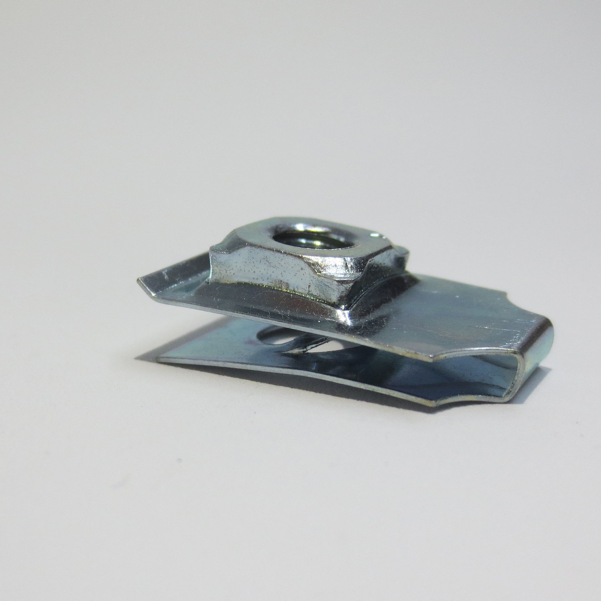 Montage von Schildern und Lichtern beim Auto