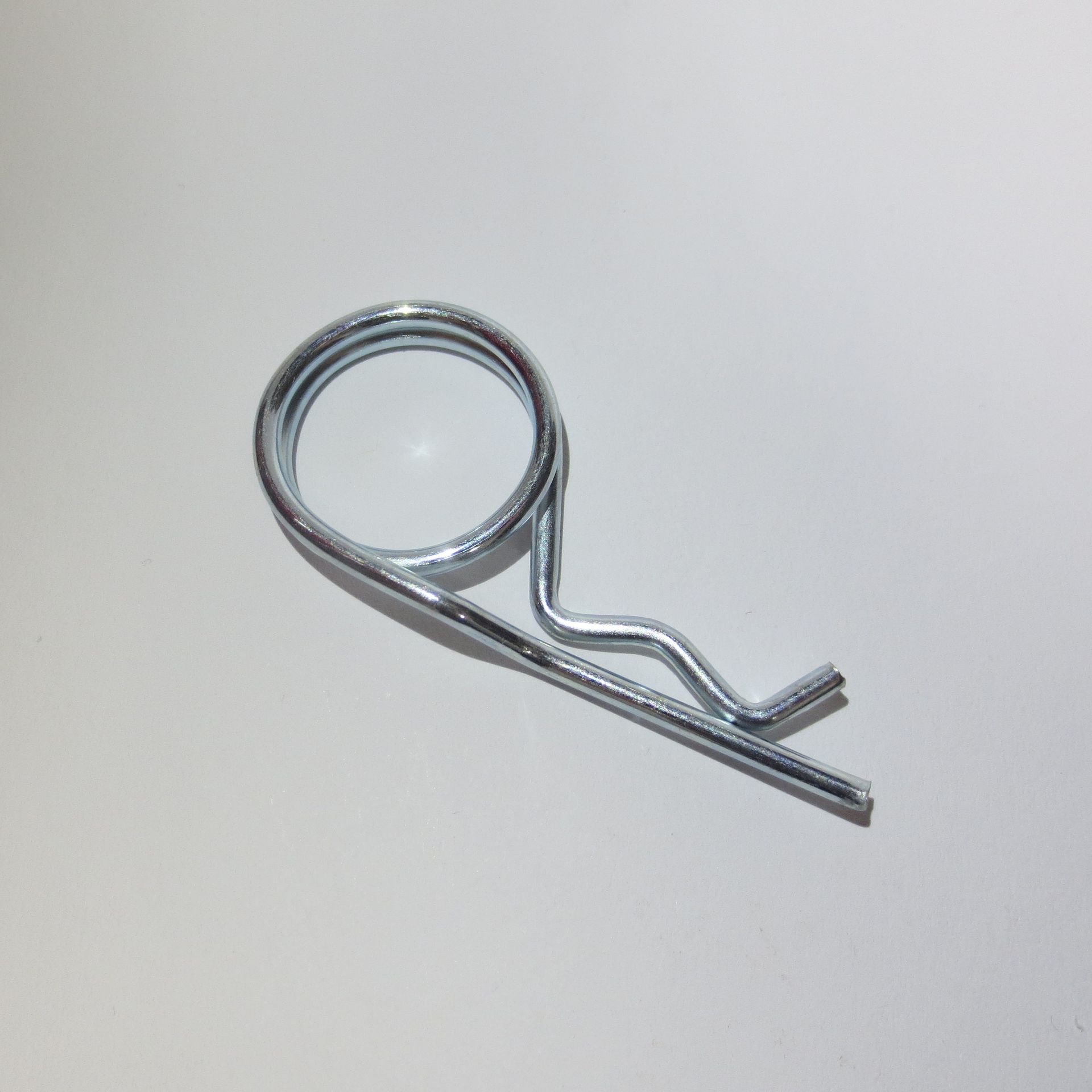 DIN 11024: Federstecker - doppelt - für Wellen
von Draht Ø2mm für Welle 8-14mm 
bis Draht Ø8mm für Welle 24-45 mm
Federstahl verzinkt