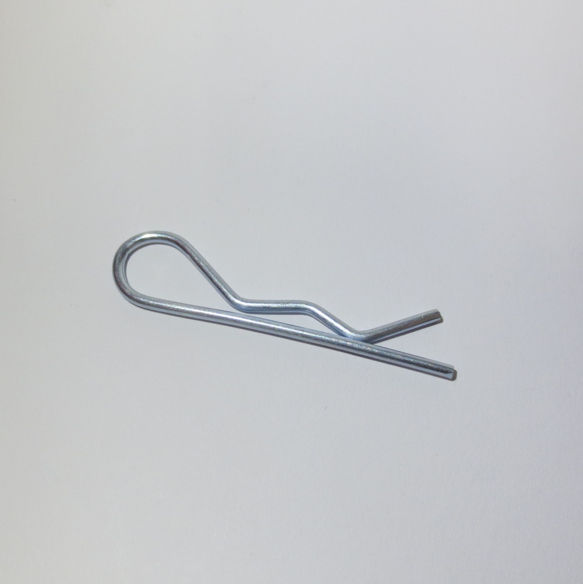 DIN 11024: Federstecker - einfach - für Wellen
von Draht Ø 2mm für Welle 9-14mm
bis Draht Ø 7mm für Welle 28-45mm
Federstahl verzinkt