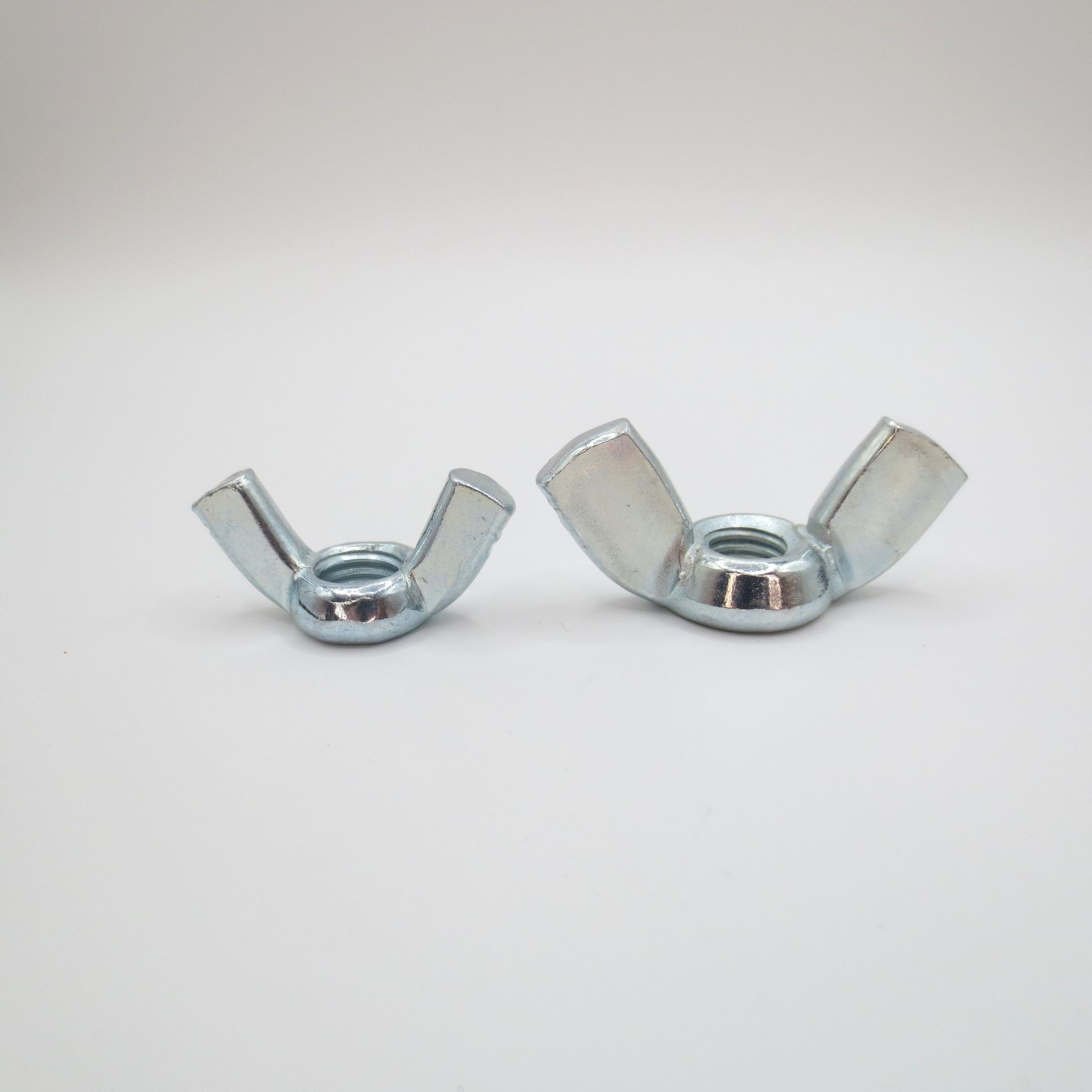 Vergleich normale und schwere Ausführung von Flügelmutter amerikanische Form in M10