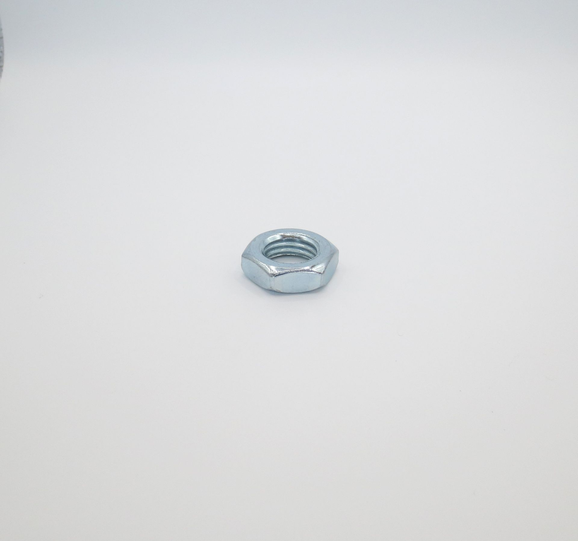 DIN 439B
Sechskantmutter niedrige Form
in metrisch und zölig
Ø M 1,7 - M 30
Stahl verzinkt, Edelstahl A2 und A4, Messing 
auch mit Linksgewinde
auch in Feingewinde