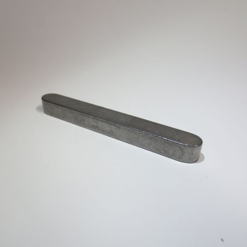 DIN 68985: Passfeder 
Form A rundstirnig: 
2 mm - 28 mm in diversen Abmessungen
Form B gerade:
3 mm - 5 mm in diversen Abmessungen
in Stahl C45K und Edelstahl A4