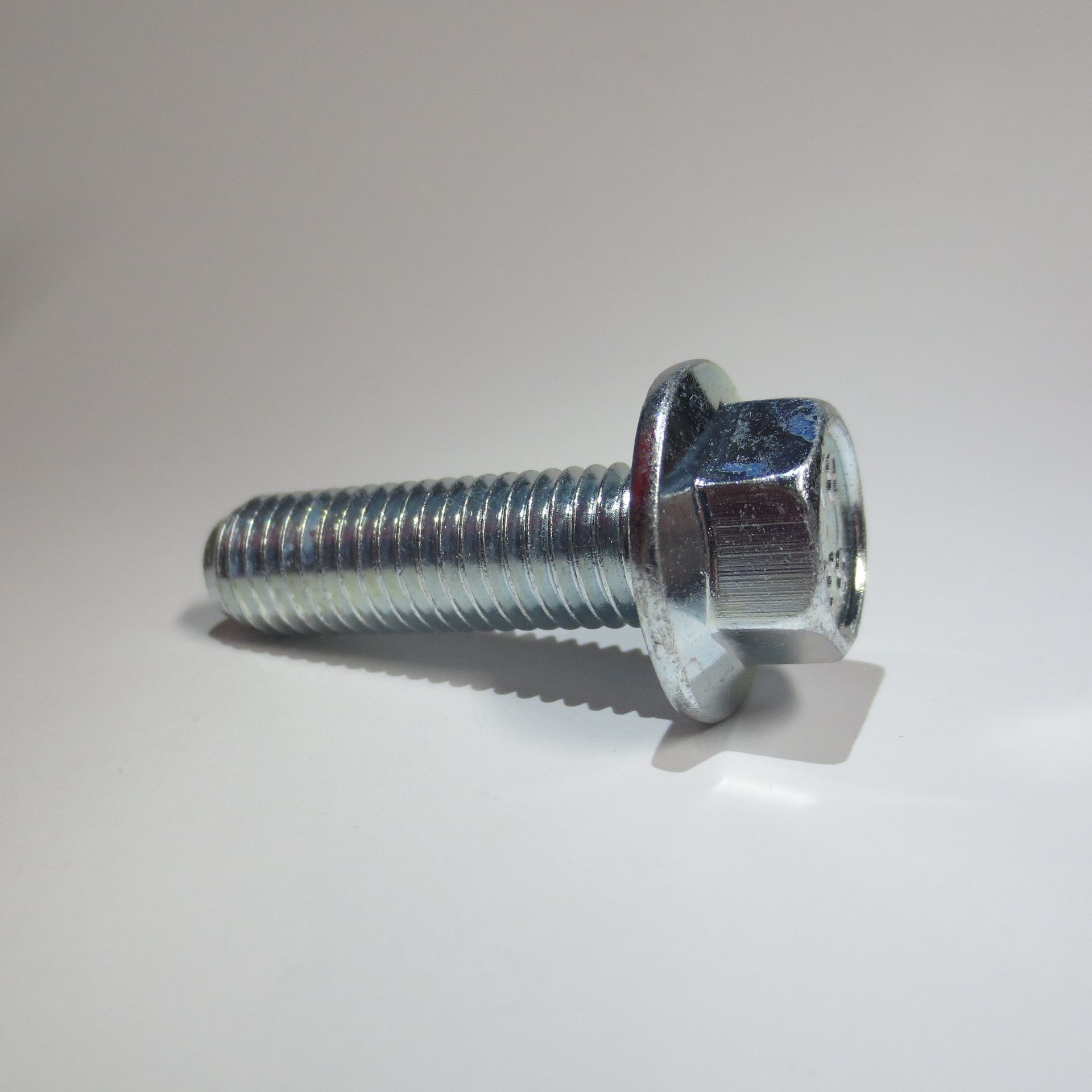 DIN 6921 ~ ISO 8102: Sechskantschrauben mit Flansch (auch verzahnt)
M 5 - M 12
in Stahl (8.8) verzinkt und Edelstahl