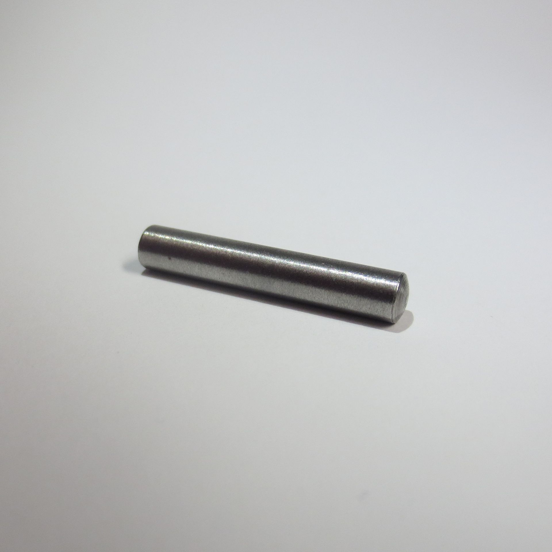 DIN 7,Zylinderstift, 
Passung m6 und Passung h8
Ø 0,8 mm - 16mm (auch zöllig)
in Automatenstahl blank und Edelstahl A1 und A4