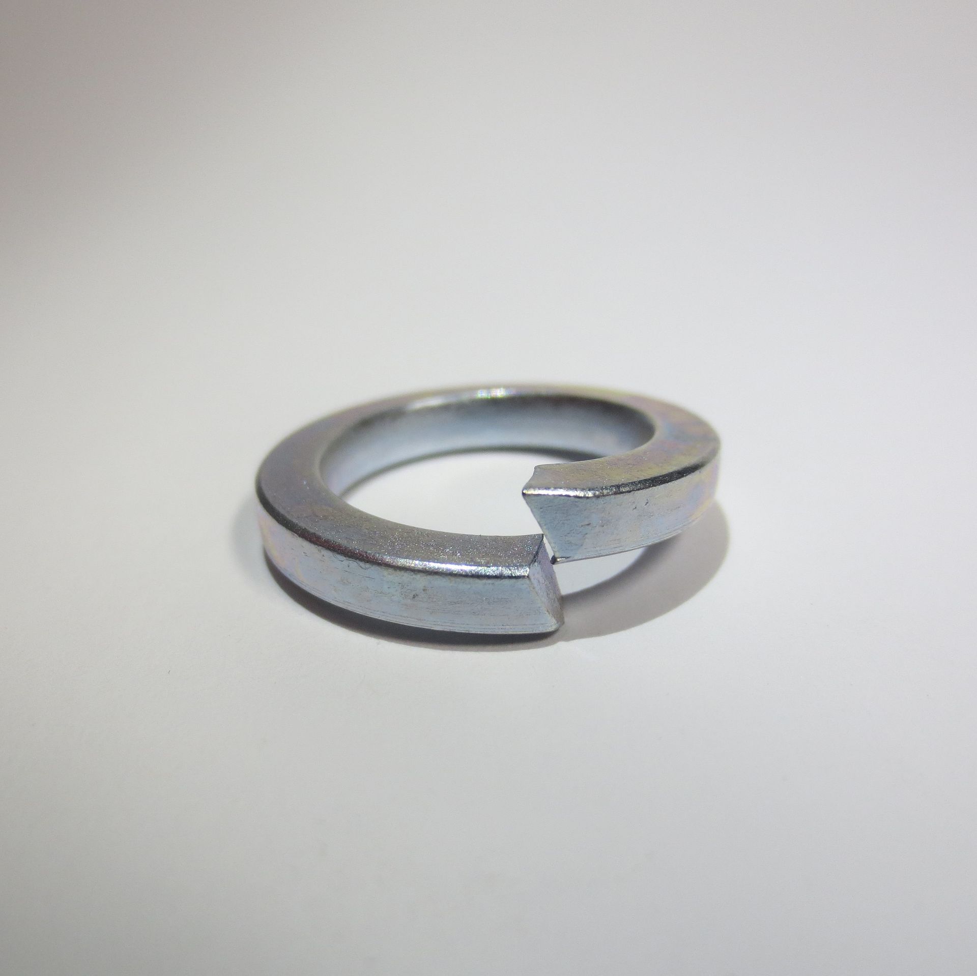 Federringe für Zylinderschrauben
für M 3 - M 24 
in Stahl blank, vernickelt und verzinkt, Edelstahl A2 und A4