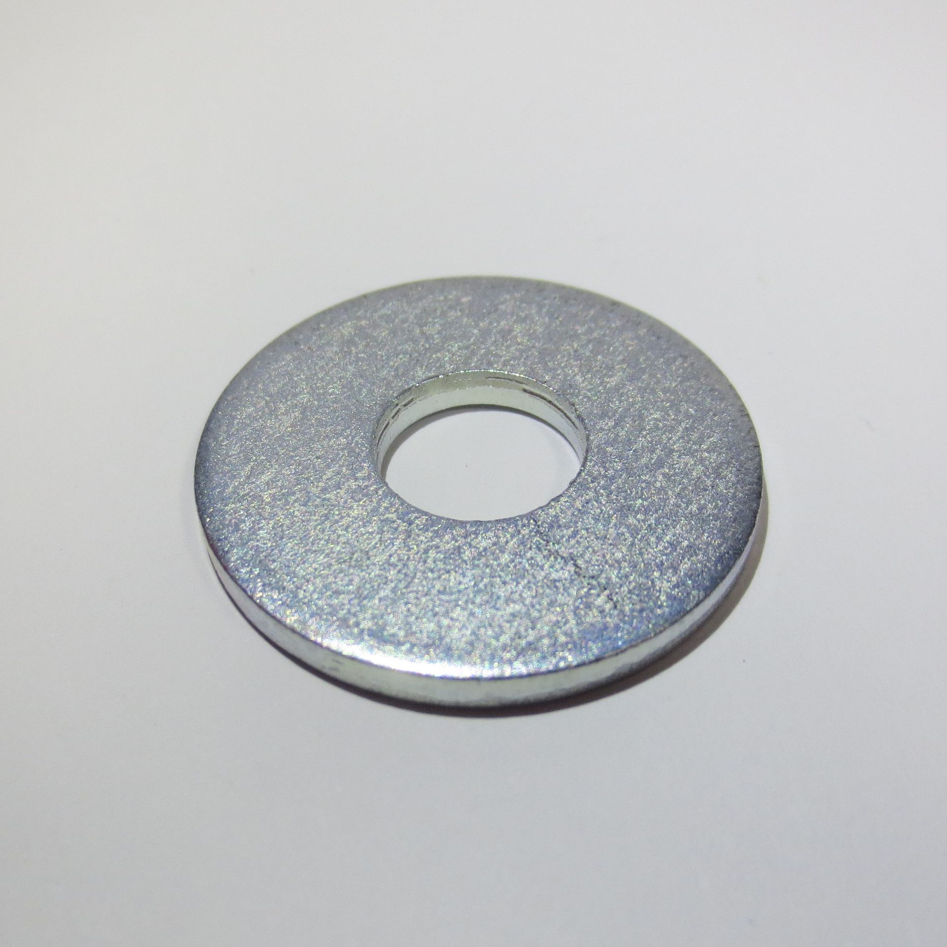 Scheibe für metrische Schrauben mit 140 HV, 200HV, 
Ø 2,5mm - 26mm, 
in Stahl blank und verzinkt, Edelstahl A2 und A4, Messing blank, Titan, Alu, Poly und Hartpapier