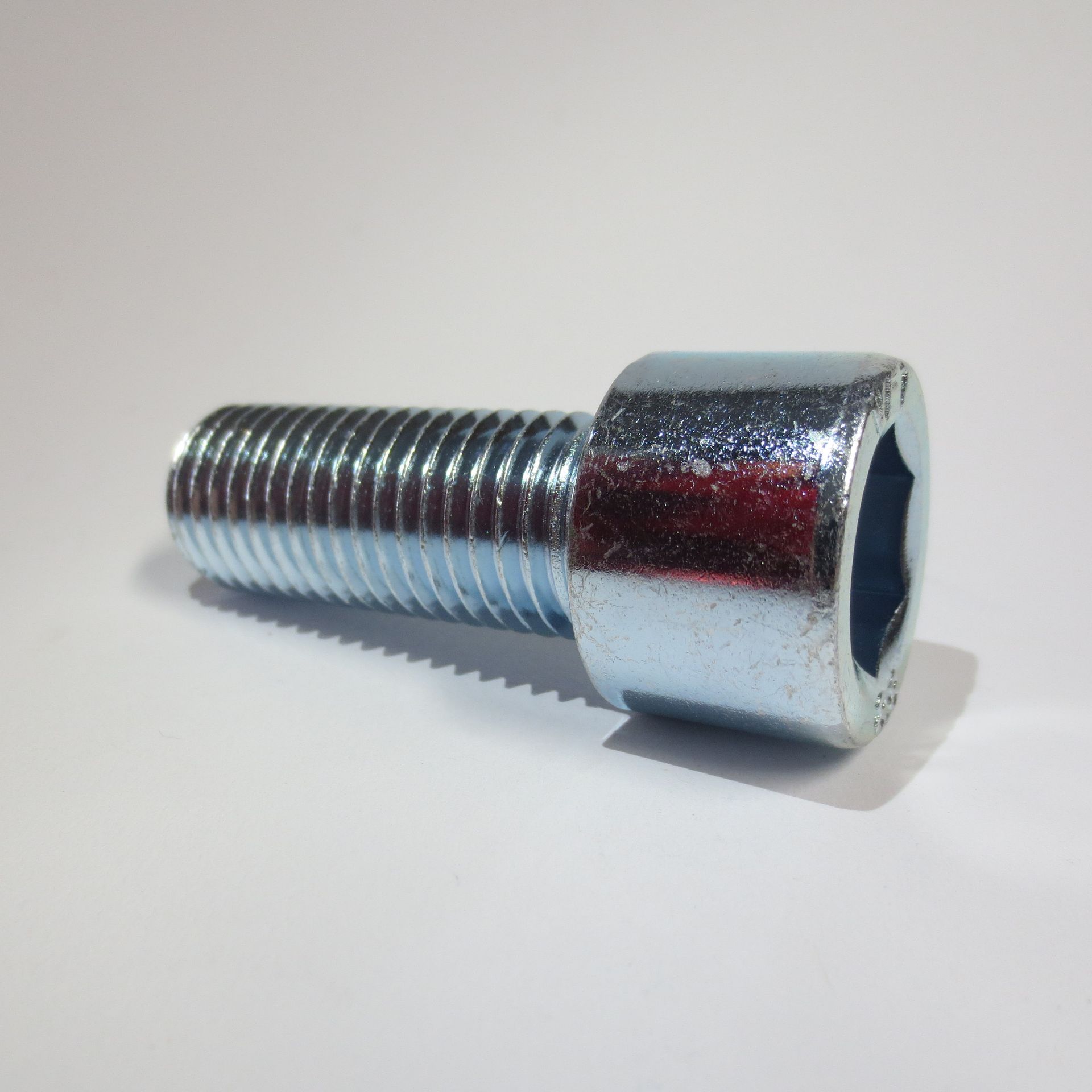 DIN 912 - ISO 4762: Zylinderkopfschraube mit Innensechskant, ab M 1,4 
auch mit Linksgewinde und Feingewinde und Vollgewinde
in Stahl (8.8, 10.9, 12.9) in blank, verzinkt und vernickelt, Edelstahl A2 und A4 und Sonderedelstähle, Alu, Poly