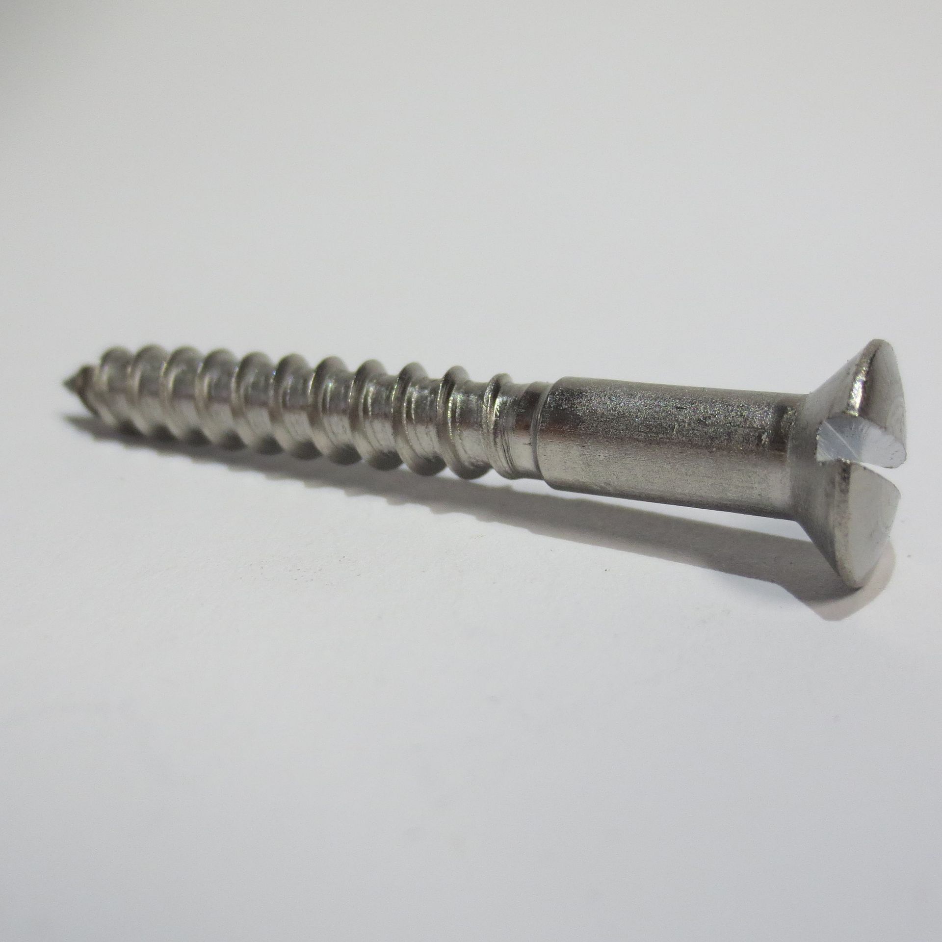 Holzschraube mit Schlitz, Fußleiste, Holzmöbel, Garderobe, Beschläge, besonders schöner Kopf