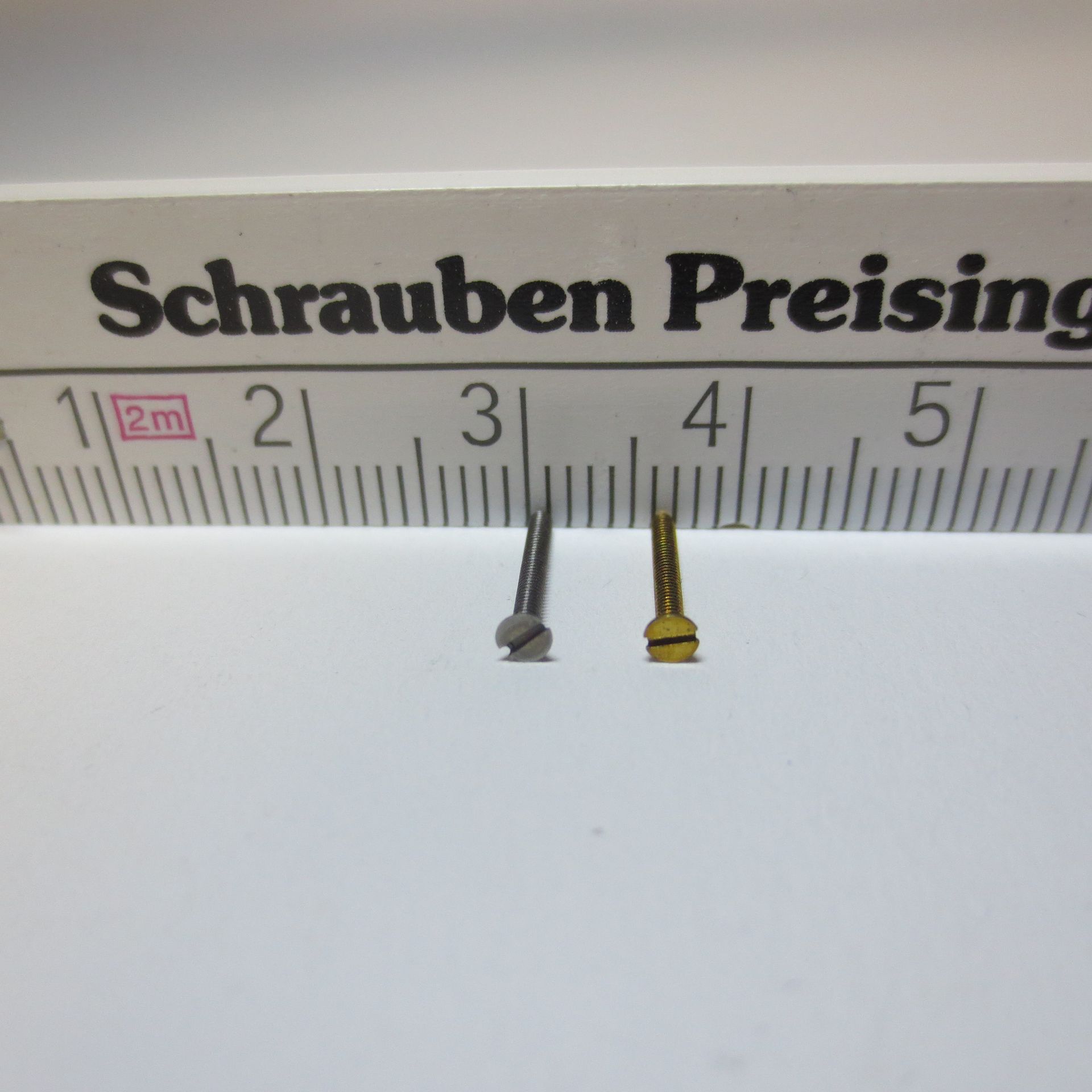 Ein Lineal mit der Aufschrift „Schraubenpreis“