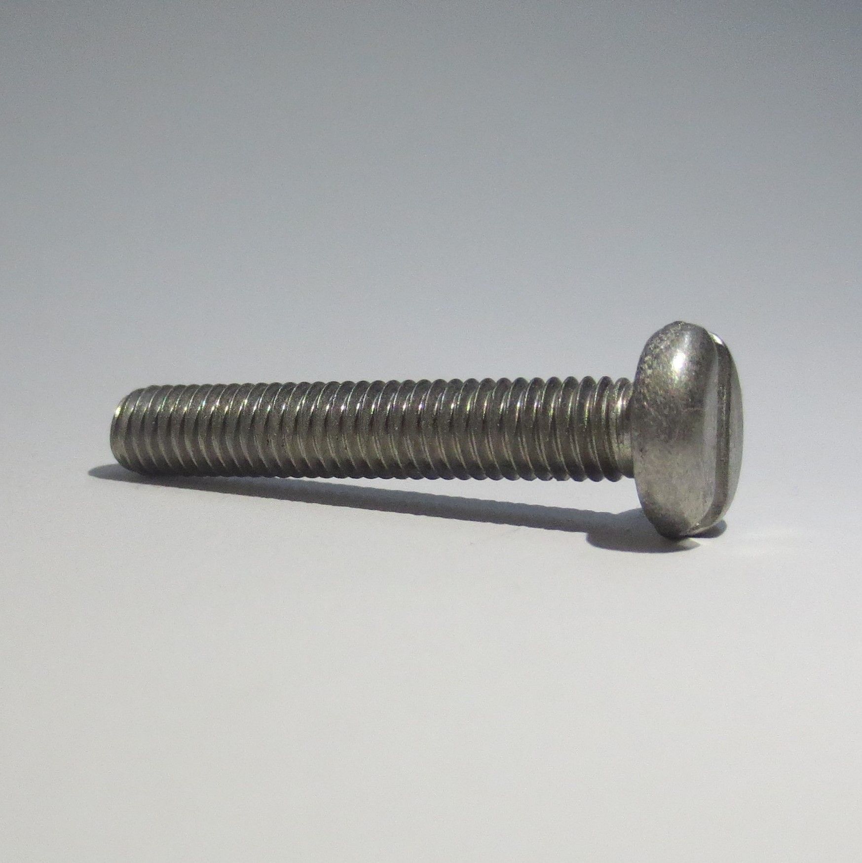 Flachkopfschrauben mit Schlitz, 
M 1,4 - M 8
in Stahl (4.8, 8.8) blank oder verzinkt, Messing blank, verchromt oder vernickelt, Edelstahl A 2 oder A 4, Poly