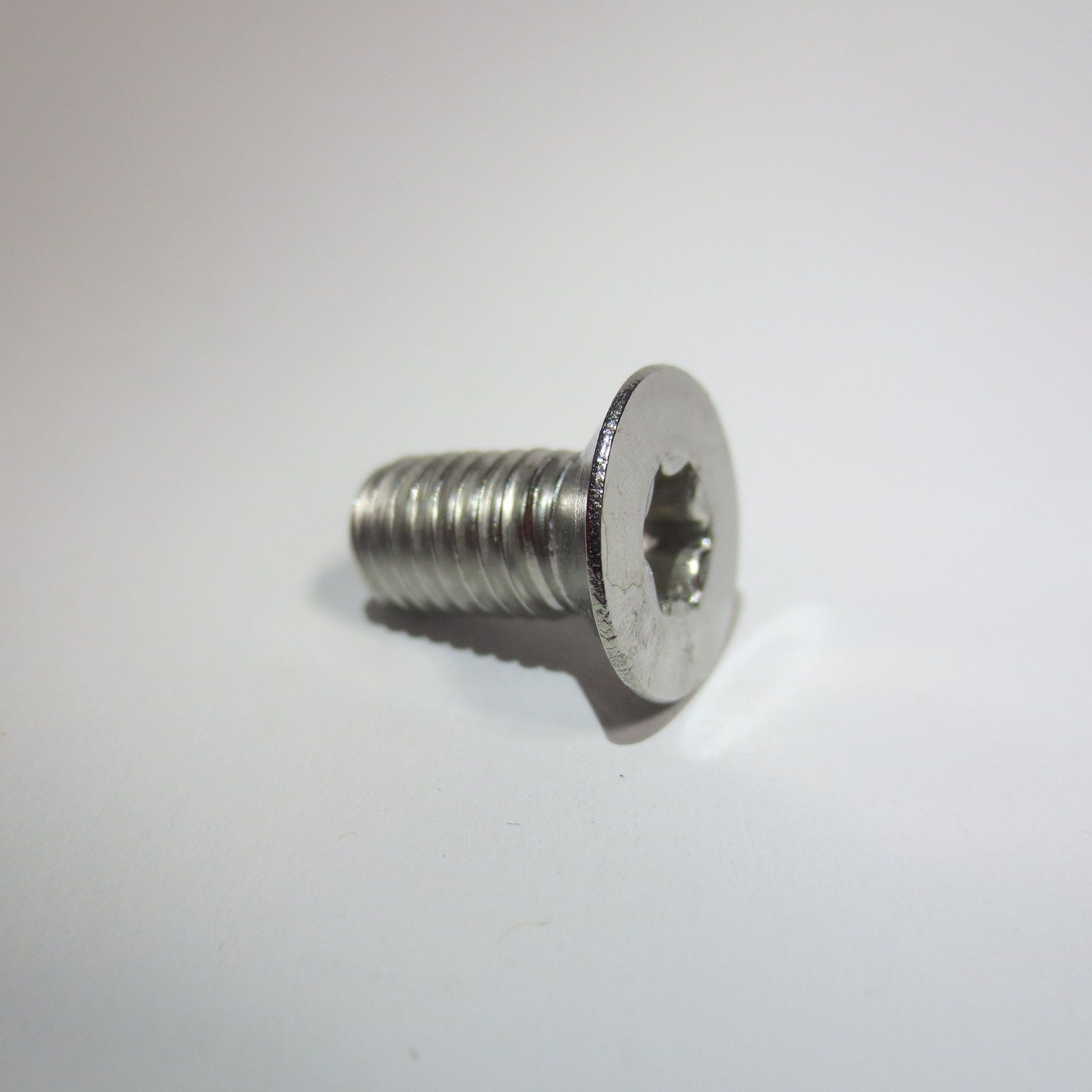 DIN 965 mit Innensechsrund, Unterschied zu ISO 14581