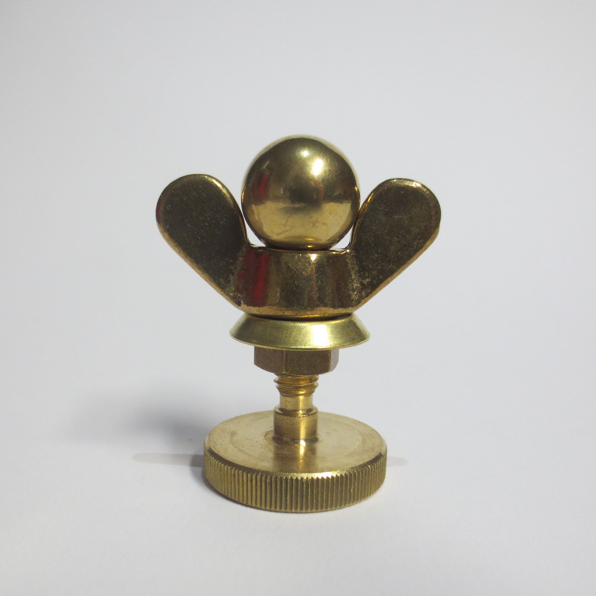 Engel aus Schrauben, Muttern und Kugel in zwei Größen