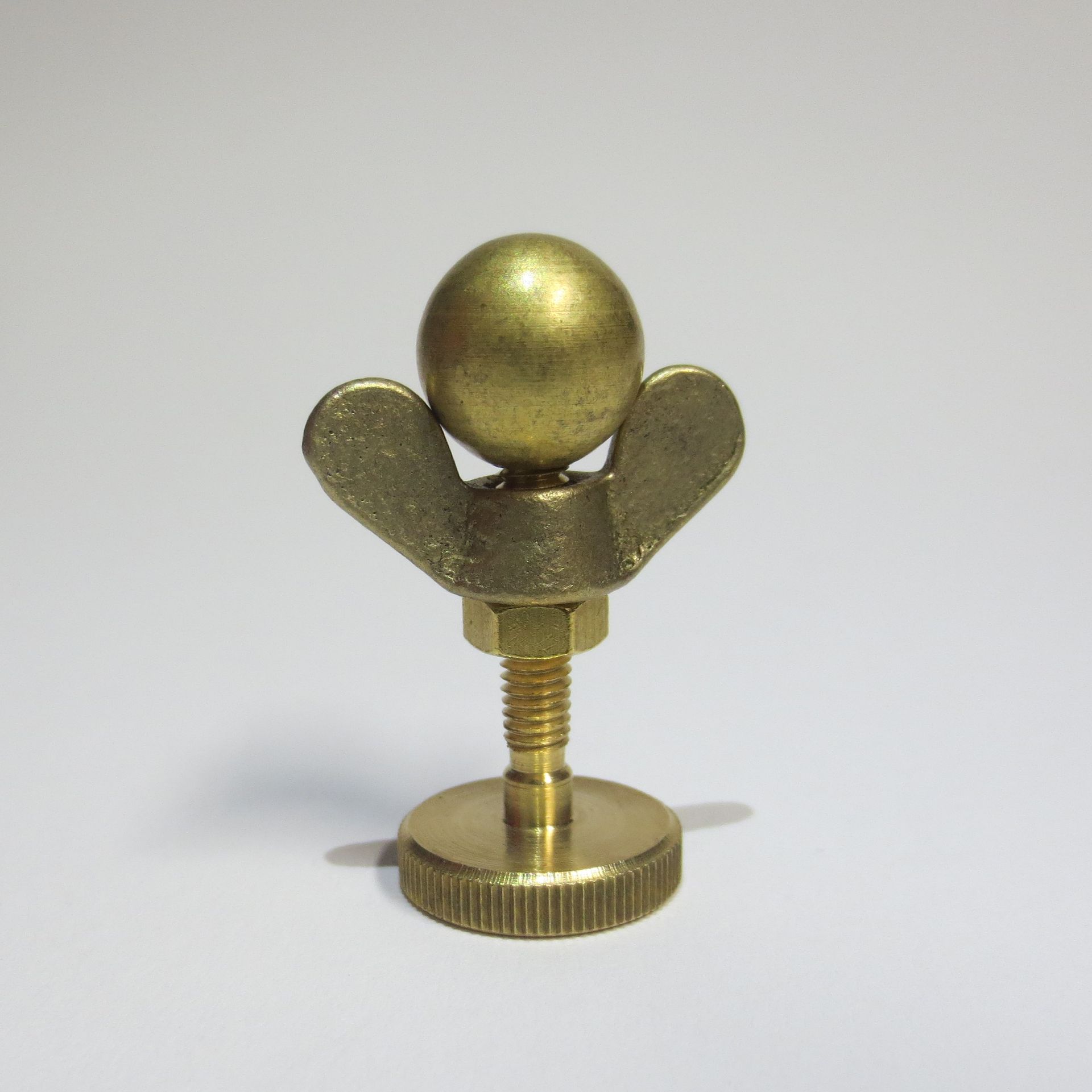 Engel aus Schraube, Muttern und Kugel aus Messing blank, Höhe ca. 3,6 cm, Durchmesser ca. 2,4 cm 