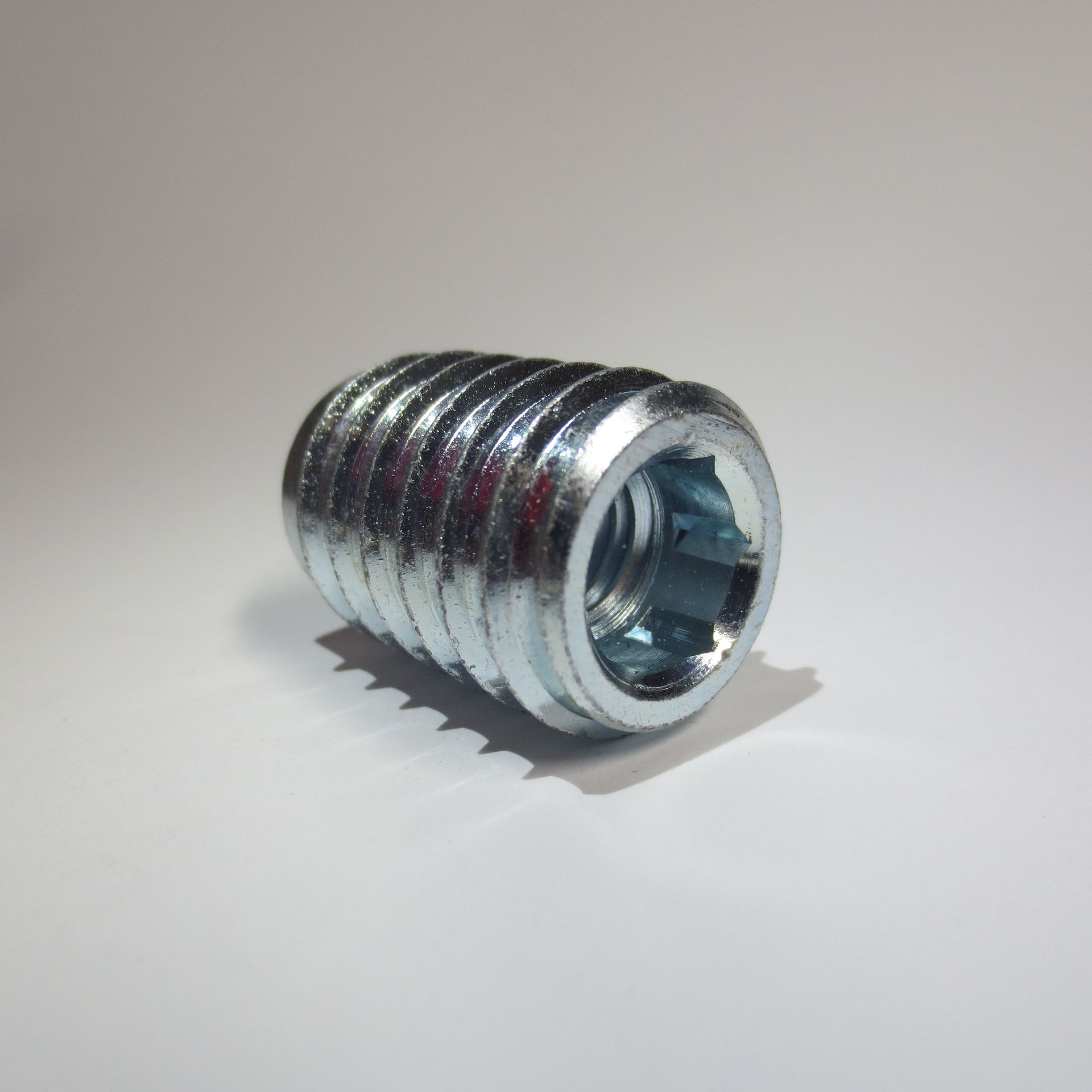 wie kommt das Gewinde ins Holz? mit einer solchen Muffe. Das beste: sie hat einen Innensechskant 