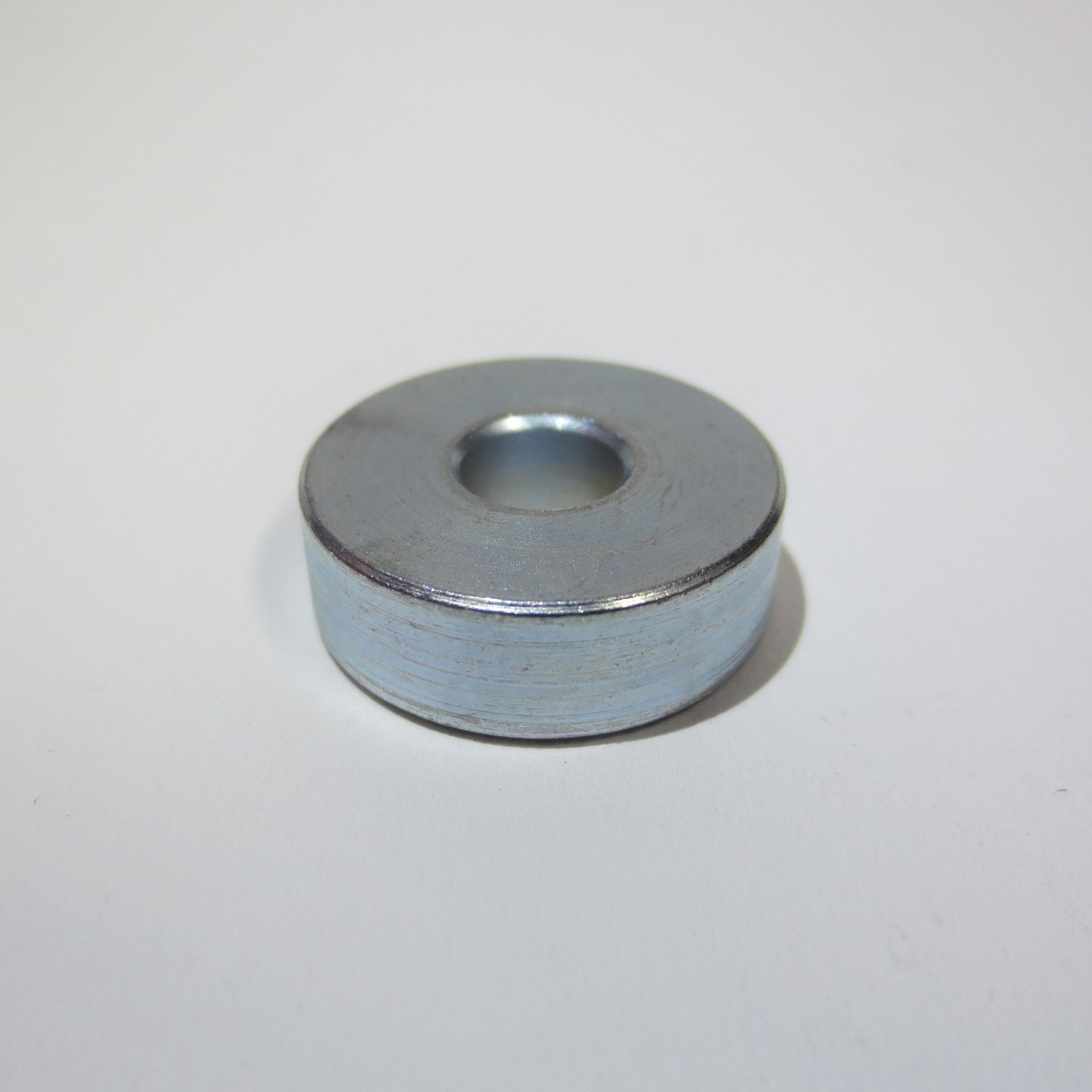 besonders dicke Stahlscheibe, 5,6mm X 22mm X 5mm
6,6mm X 20mm X 6mm
Stahl blank