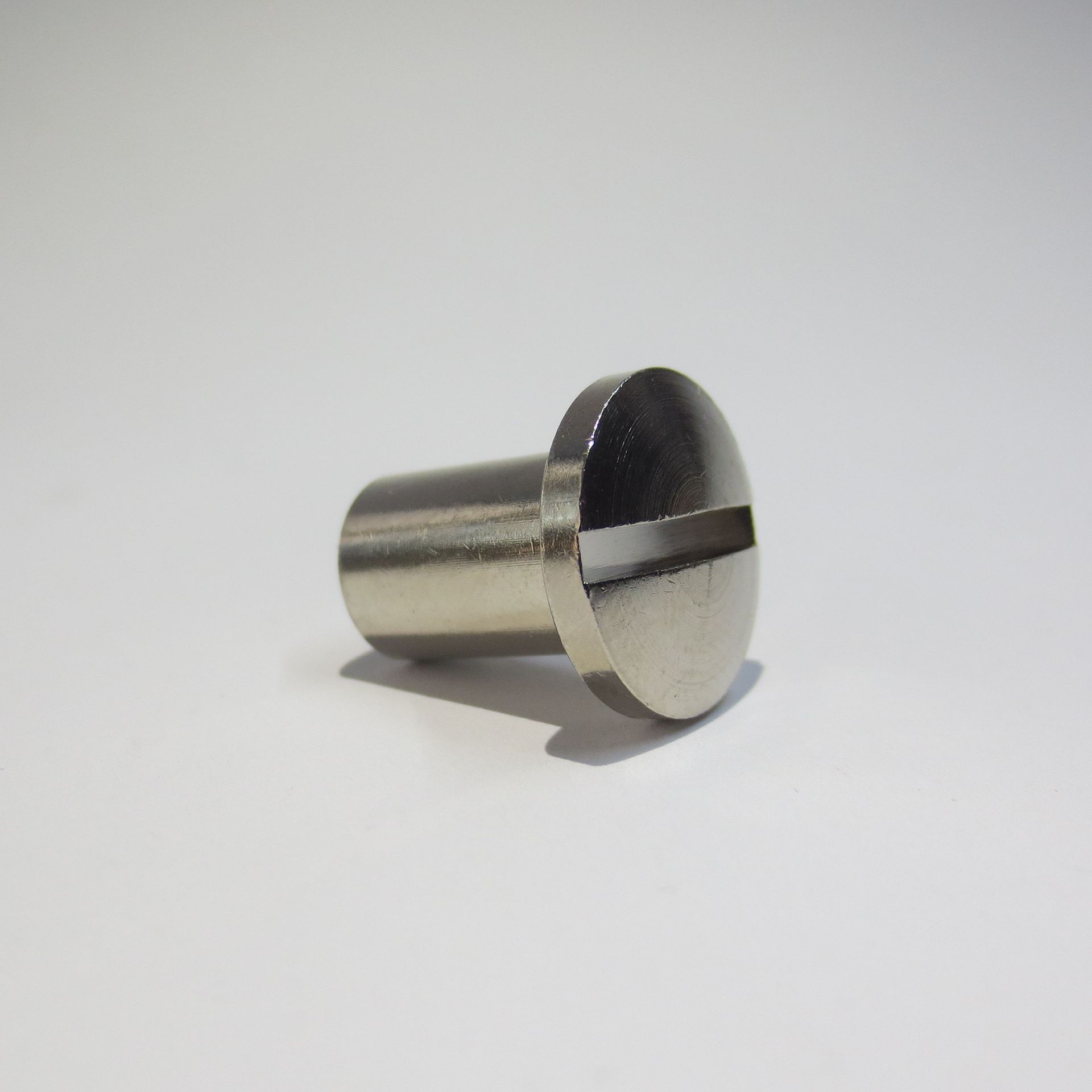 Hülsenmutter ähnlich DIN 921 mit Schlitz, 
M 5 - M 8
Messing vernickelt