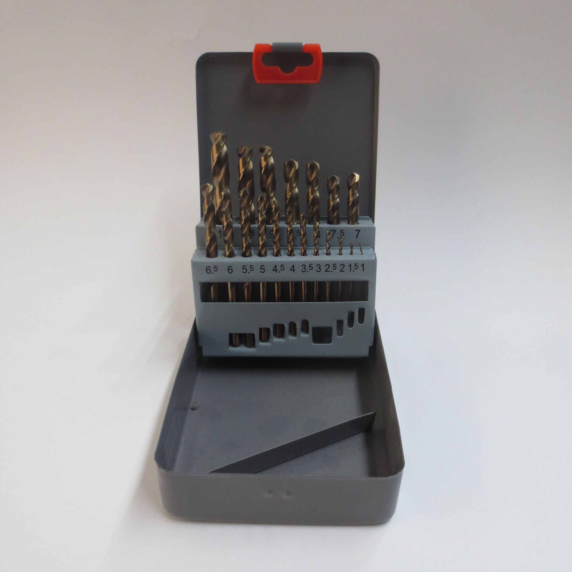 piralbohrer DIN 338 Cobalt-legiert HSS-Co 5%, 19-teilig
Ø 1-10mm 
Abstufung 0,5mm 
in Metallkassette