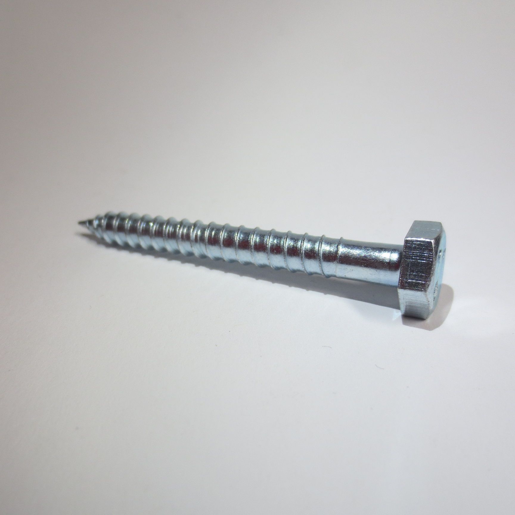 Sicherheitsschrauben mit Außensechskant für Dübel
Ø 7 mm und 10 mm
dickerer Kerndurchmesser und schmäleres Gewinde für besseres Spreizverhalten