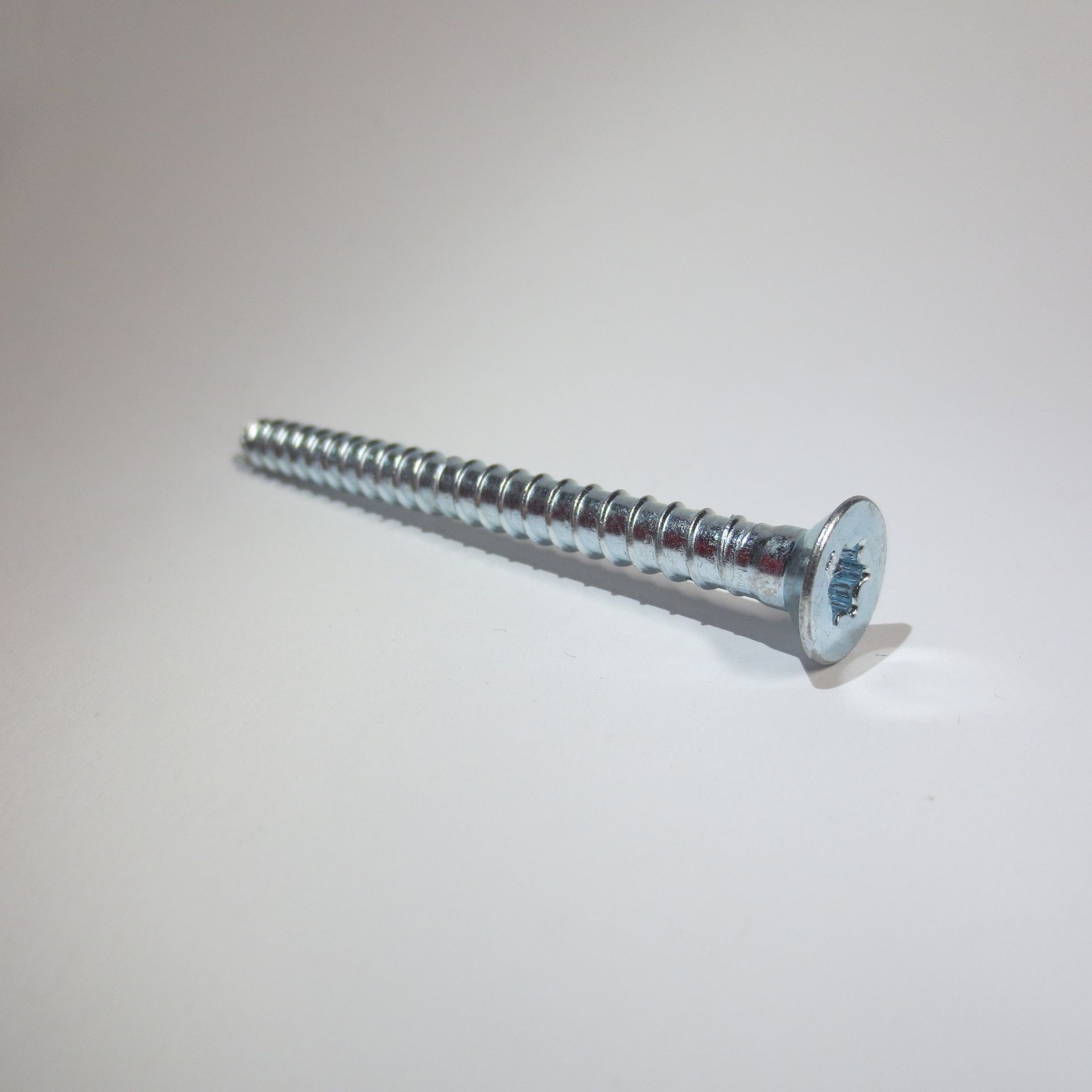 Sicherheitsschrauben mit Innensechsrund für Dübel
Ø 7 mm und 10 mm
dickerer Kerndurchmesser und schmäleres Gewinde für besseres Spreizverhalten