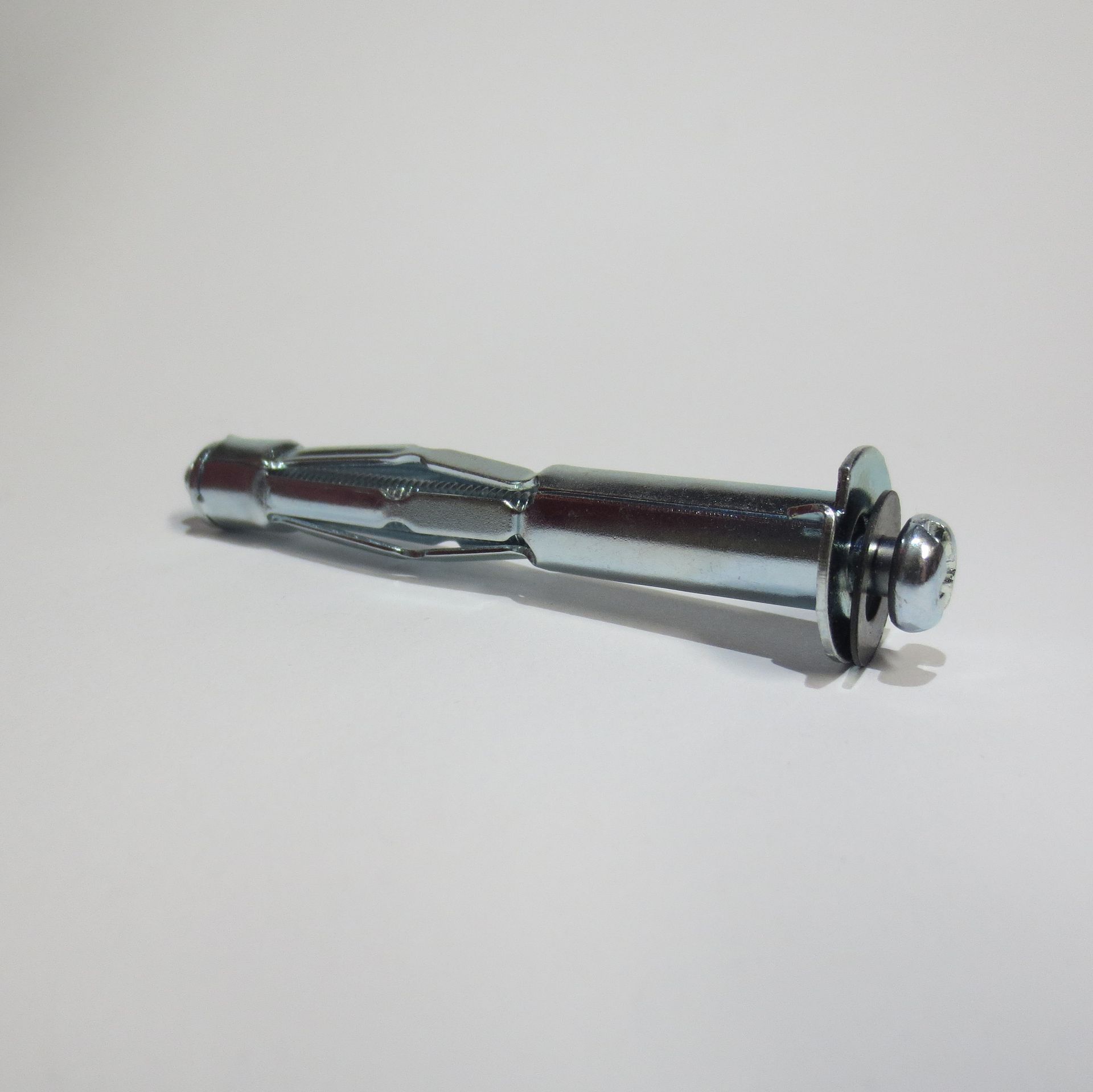 selbst spreizender Hohlraum-Metalldübel mit Schraube 
