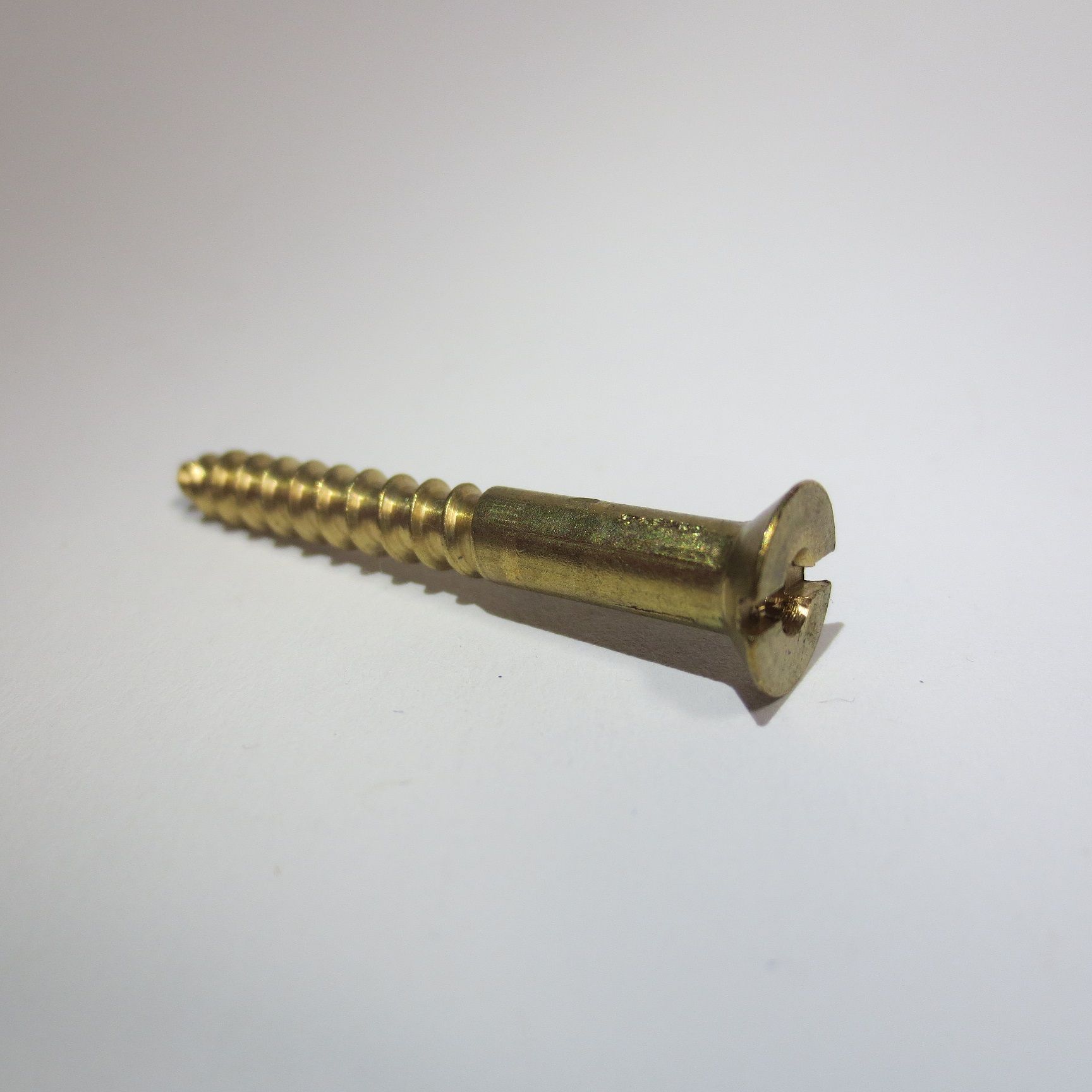 Holzschraube mit Loch, Abdeckkappe in verschiedenen Farben