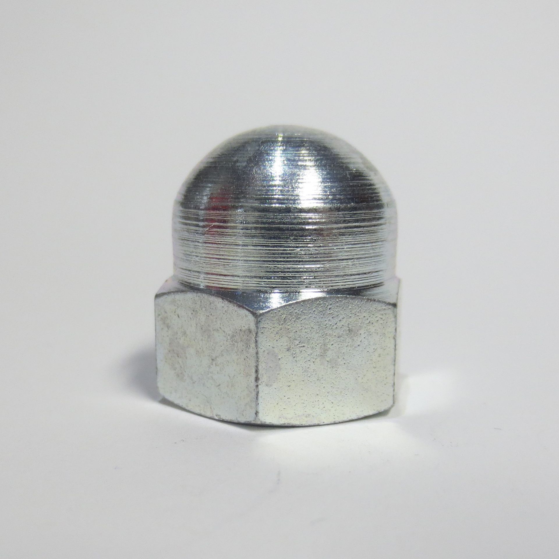 Hutmutter hohe Form, 
M 2  - M 30, auch Feingewinde,
in Stahl Güte 6 verzinkt, Messing blank, vernickelt oder verchromt, Edelstahl A2 und A4, Alu, Poly