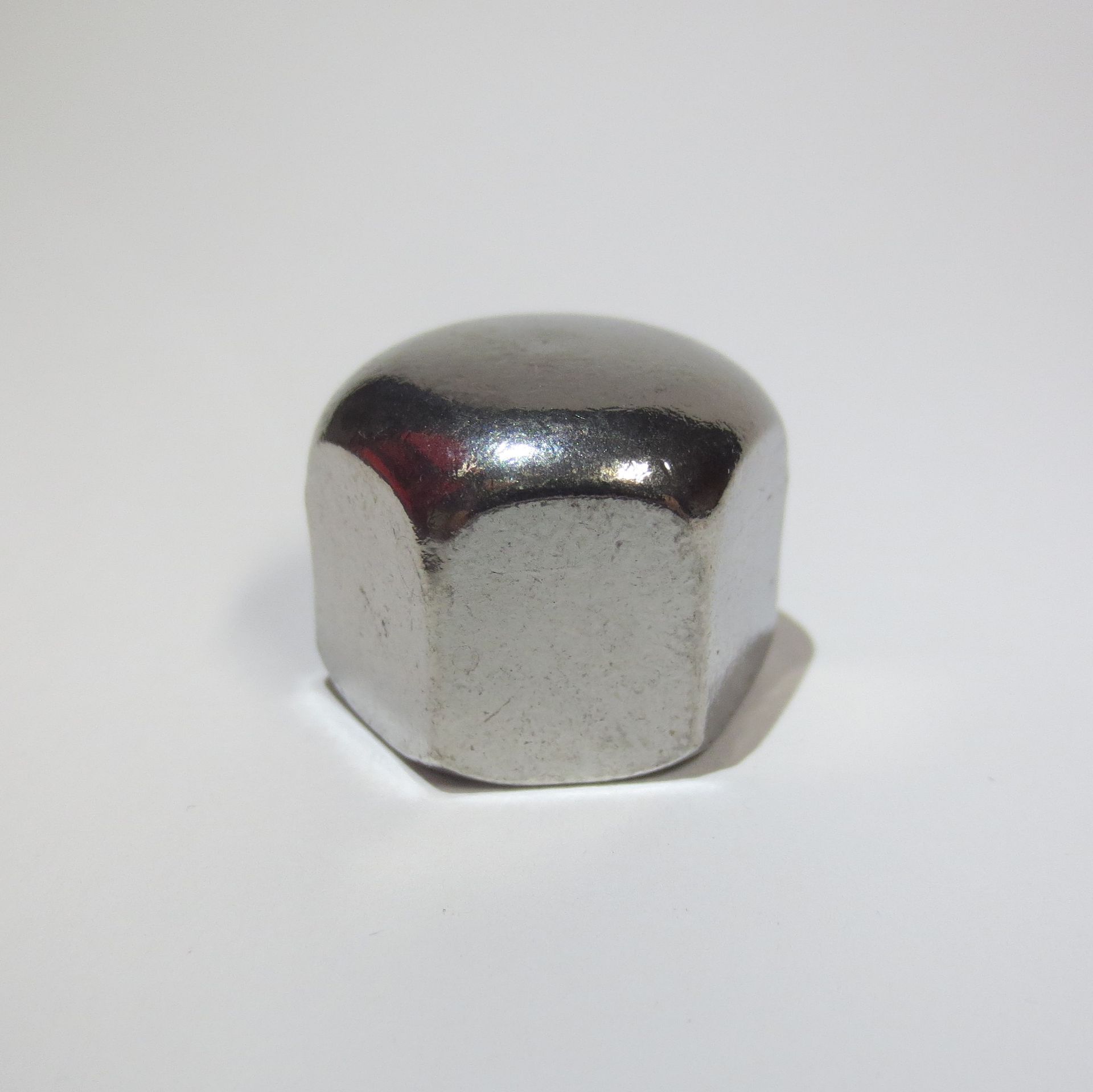 Hutmutter niedrige Form, 
M 3 - M 24, auch gedrehte Teile, 
in Stahl verzinkt, Messing blank, Edelstahl A2 und A4 
(weitere Varianten auf Anfrage)