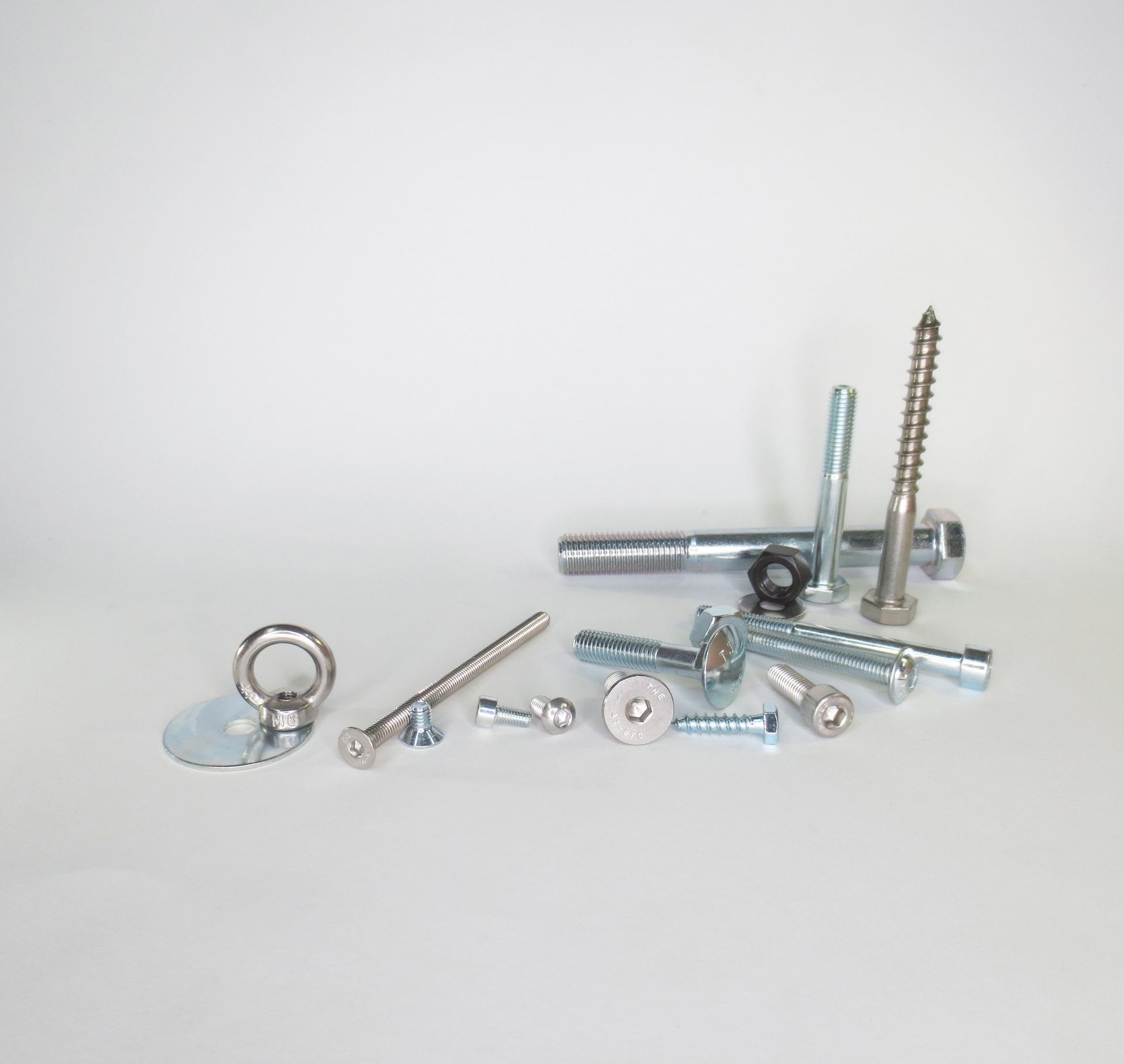 Sortiment an Schrauben mit verschiedenen Gewinden und unterschiedlichen Antrieben.