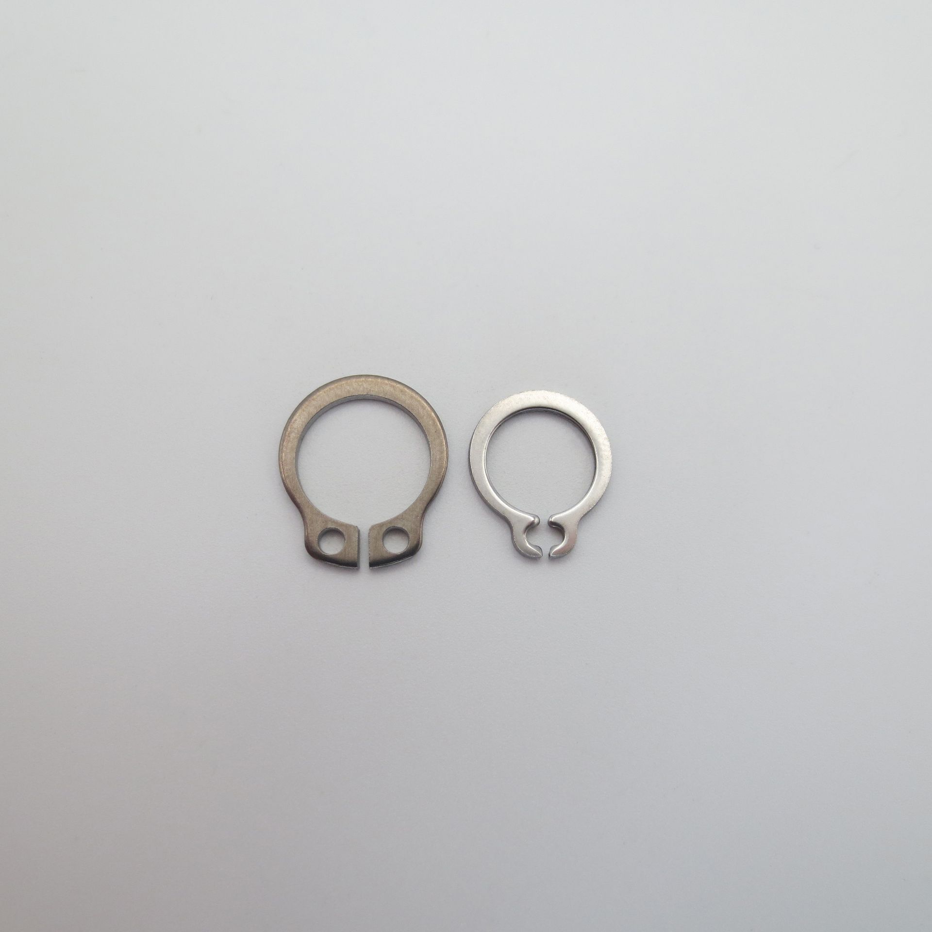 DIN 471: Sicherungsring für Wellen, Regelausführung
A 3 - A 95
in Federstahl blank, verzinkt, Edelstahl A2 und A4, auch in Bronze