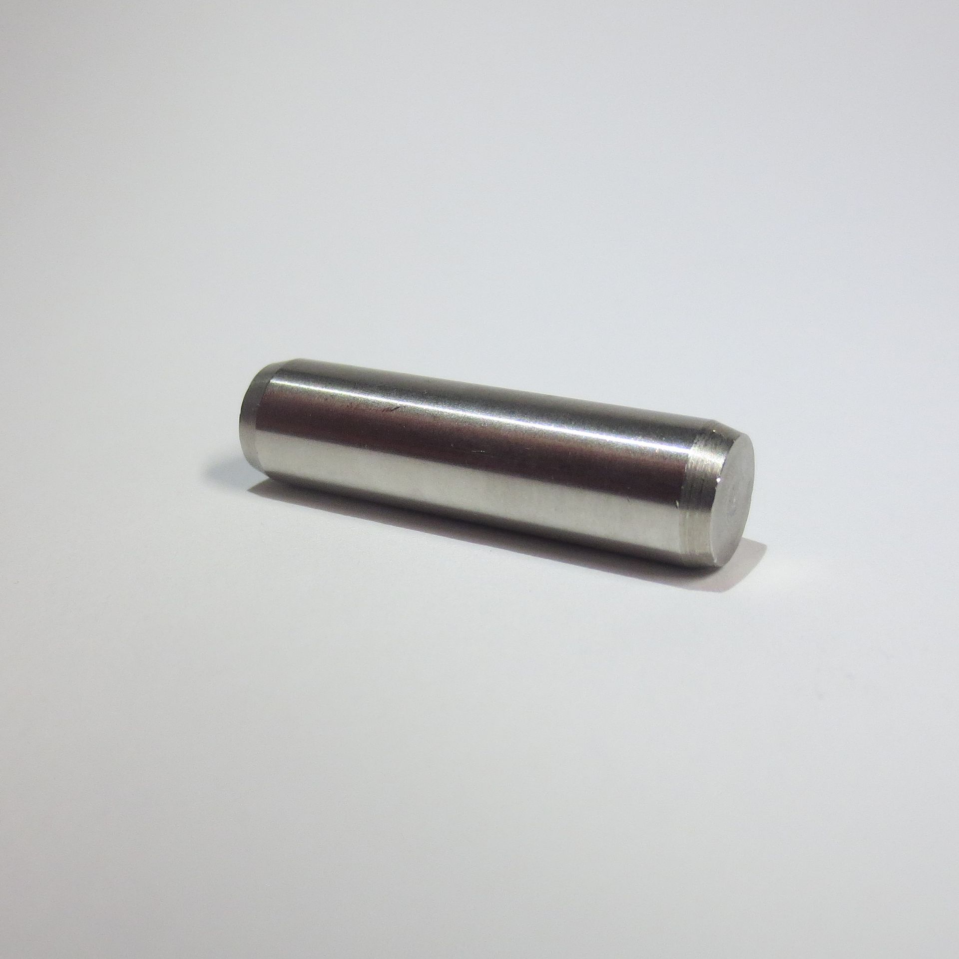 ISO 2338: Zylinderstift, 
Passung m6 = Form A
Passung h8 = Form B
Ø 1 mm - 12 mm
in Automatenstahl blank und Edelstahl 