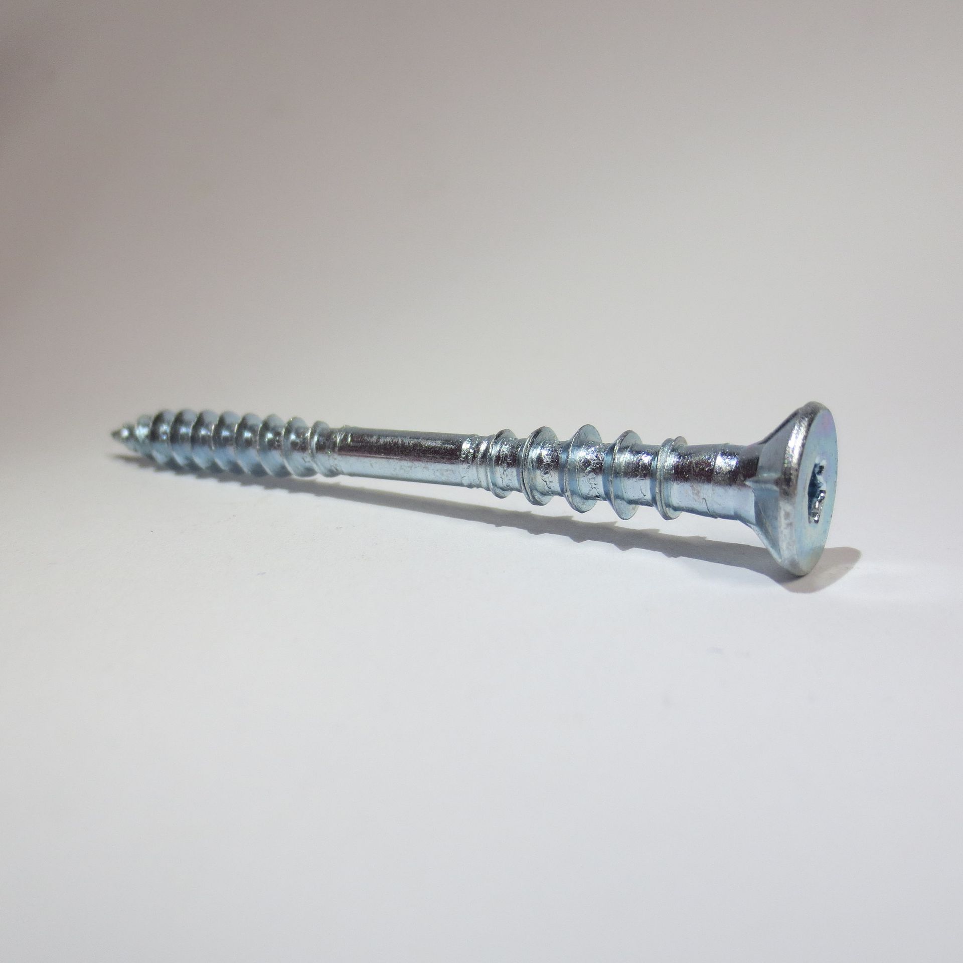 Justierschraube zum Ausrichten im Holzbau, unebener Untergrund