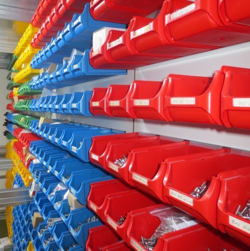 Große Regalwand mit bunten Schütten für verschiedene Schauben, die man bei uns kaufen kann