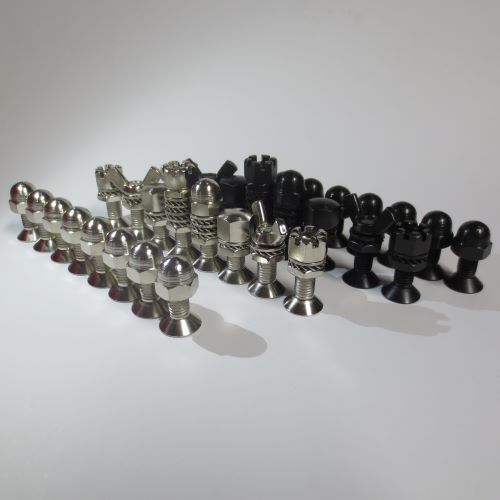 Set aus Schachfiguren aus Schrauben, Muttern und Scheiben, 
Eigenkreation, Standardartikel, 
weiß und schwarz verzinkt, 
ohne Schachbrett ! 
Empfehlung: Glasschachbrett 